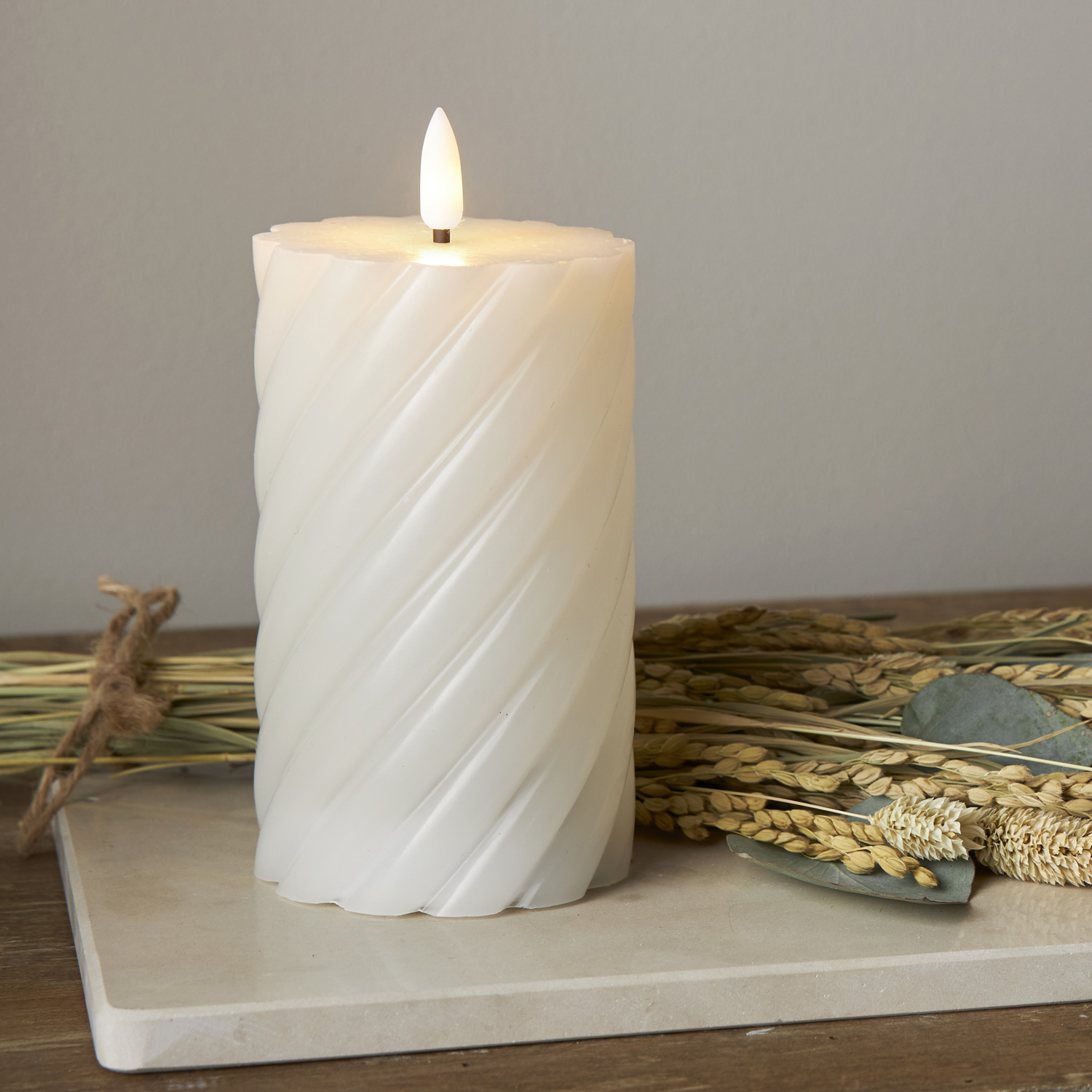 LED Stumpenkerze SWIRL - Echtwachs - warmweiße 3D Flamme - H: 15cm - Batterie - Timer - weiß LED Stumpenkerze SWIRL - Echtwachs - warmweiße 3D Flamme - H: 15cm - Batterie - Timer - weiß