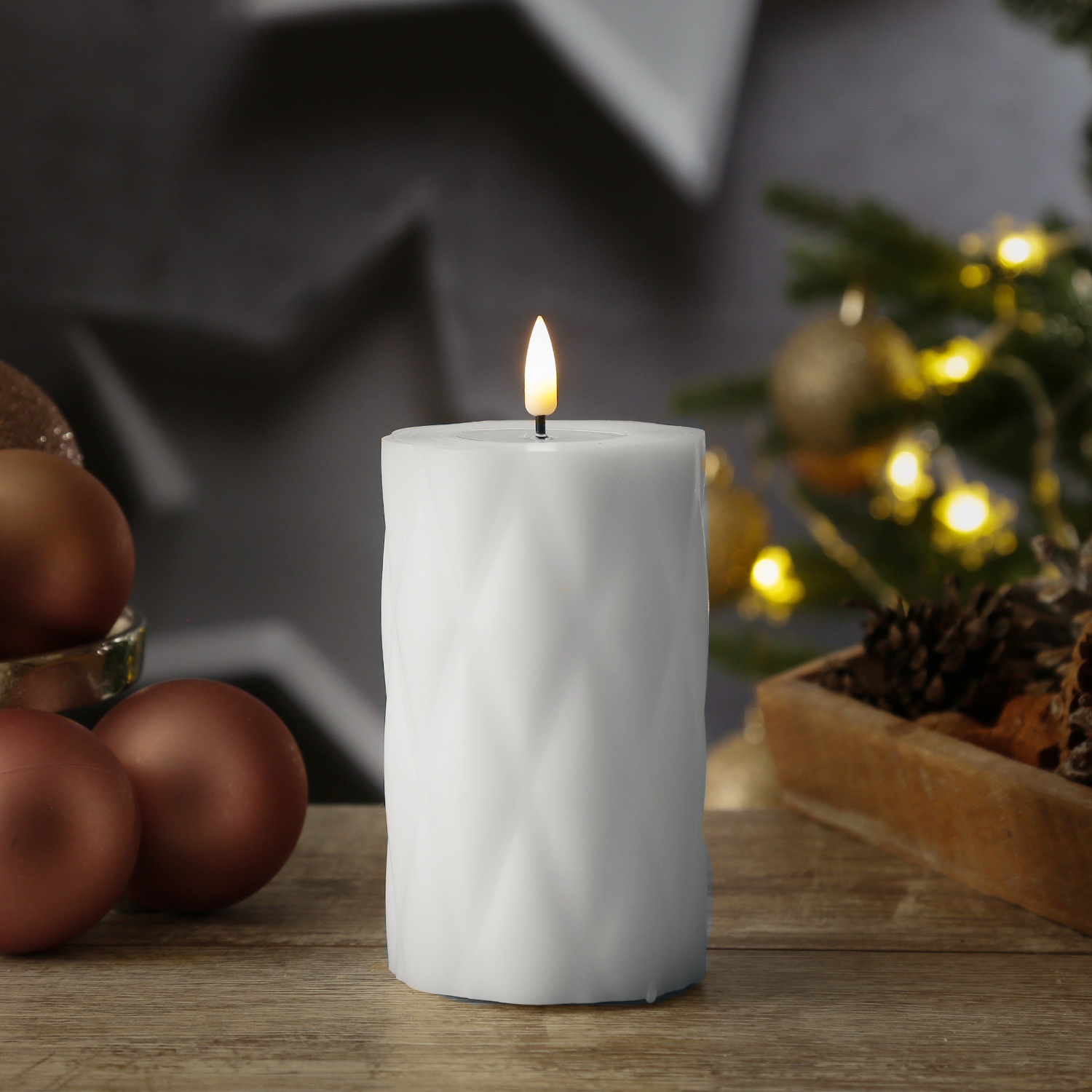 LED Stumpenkerze MIA - Rautenmuster - Echtwachs - 3D Flamme - H: 12,5cm - D: 7,5cm - weiß LED Stumpenkerze MIA - Rautenmuster - Echtwachs - 3D Flamme - H: 12,5cm - D: 7,5cm - weiß