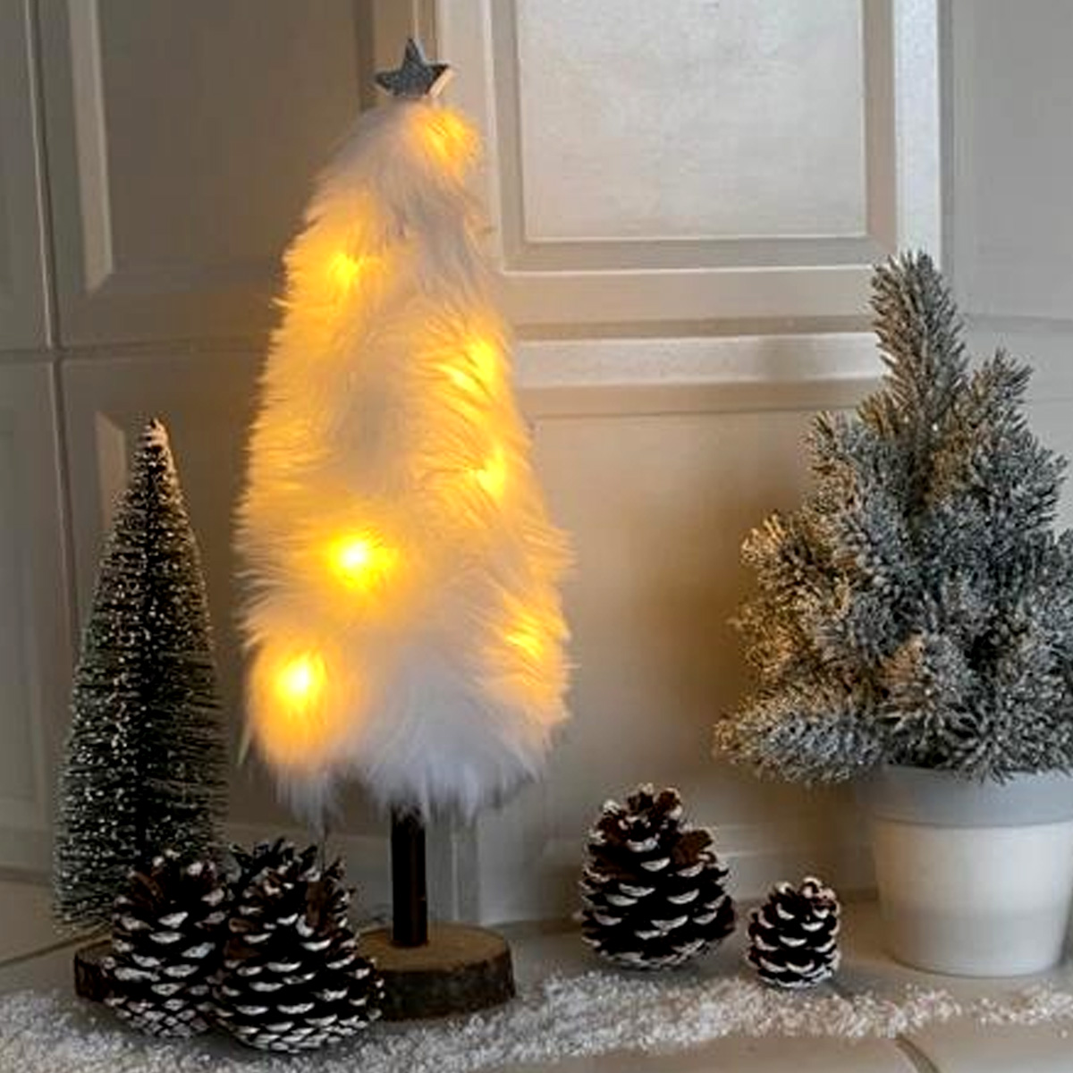 LED Dekobaum PLÜSCH - Holz - Plüschfell - warmweiße LED - Sternspitze - H: 36,5cm - Batterie - weiß LED Dekobaum PLÜSCH - Holz - Plüschfell - warmweiße LED - Sternspitze - H: 36,5cm - Batterie - weiß