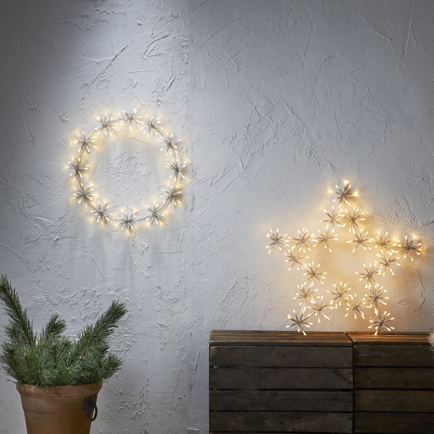 LED Kranz - Wanddeko - hängend - 120 warmweiße LED - D: 50cm - Außentrafo - weiß
