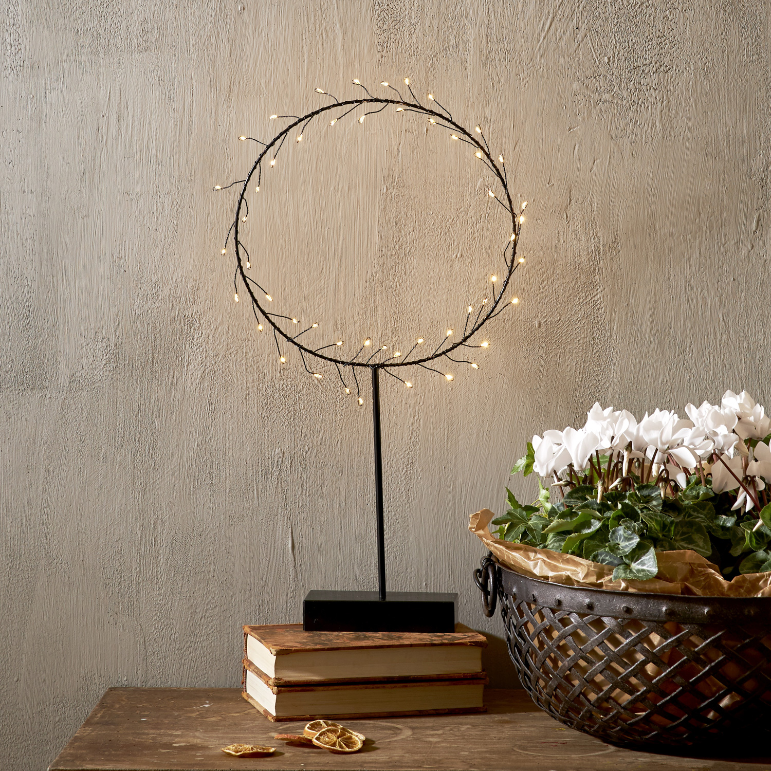 LED Kranz NIKE - stehend - 50 warmweiße LED - H: 43cm - Timer - Batteriebetrieb - schwarz LED Kranz NIKE - stehend - 50 warmweiße LED - H: 43cm - Timer - Batteriebetrieb - schwarz