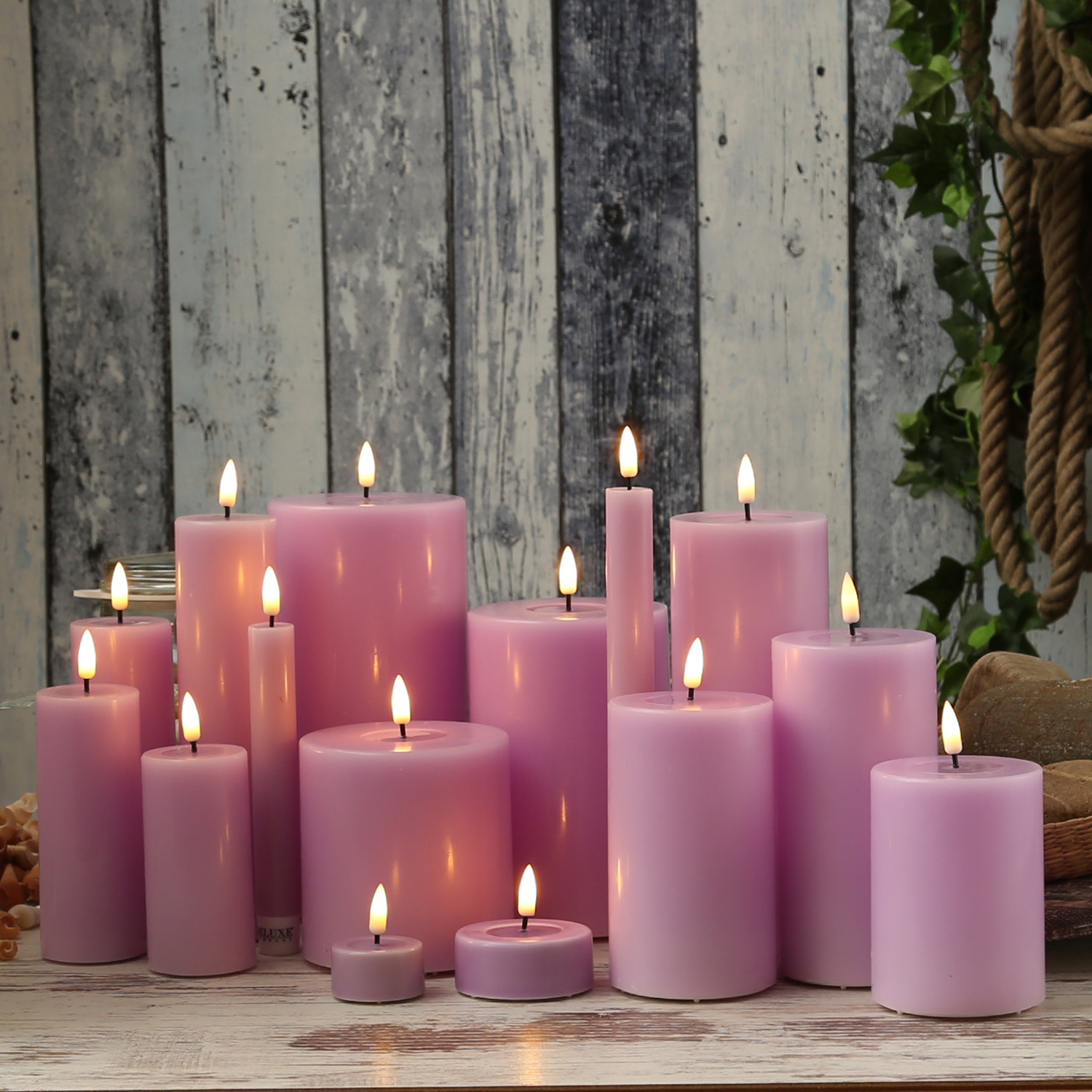 LED Stumpenkerze MIA - Echtwachs - realistische 3D Flamme - H: 12,5cm - D: 5cm - lavendel LED Stumpenkerze MIA - Echtwachs - realistische 3D Flamme - H: 12,5cm - D: 5cm - lavendel