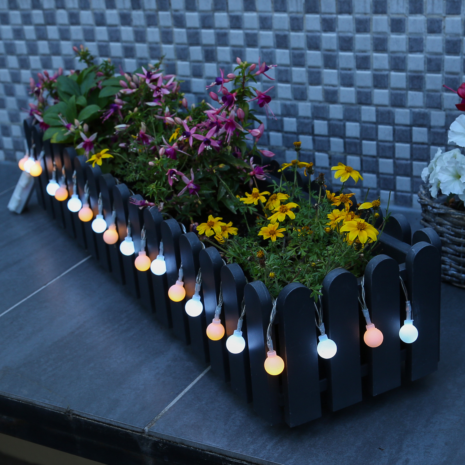 LED Lichterkette BERRY - 20 warmweiße/kaltweiße opale Kugeln - L: 1,9m - Timer - für Außen LED Lichterkette BERRY - 20 warmweiße/kaltweiße opale Kugeln - L: 1,9m - Timer - für Außen