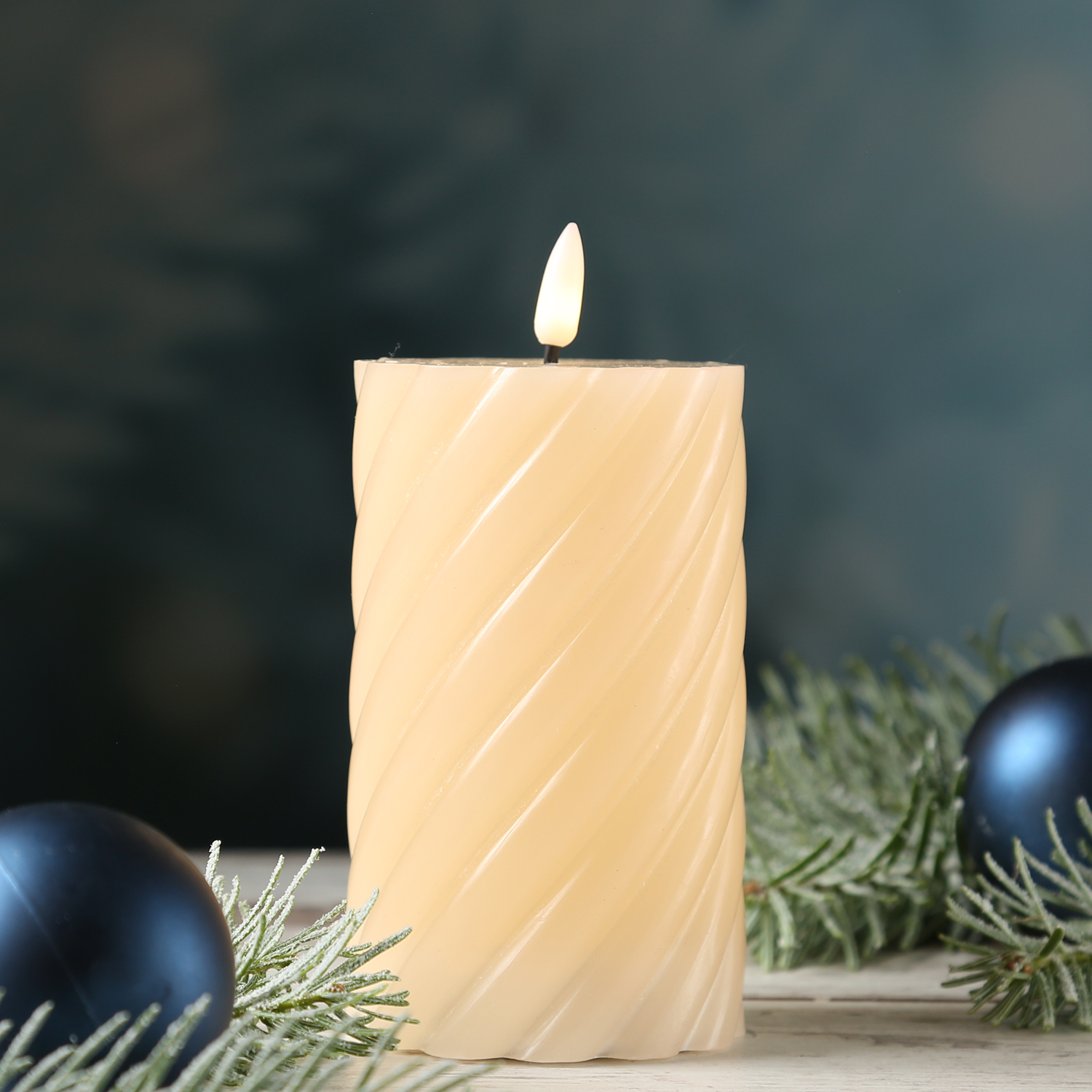 LED Stumpenkerze SWIRL - Echtwachs - warmweiße 3D Flamme - H: 15cm - Batterie - Timer - creme LED Stumpenkerze SWIRL - Echtwachs - warmweiße 3D Flamme - H: 15cm - Batterie - Timer - creme