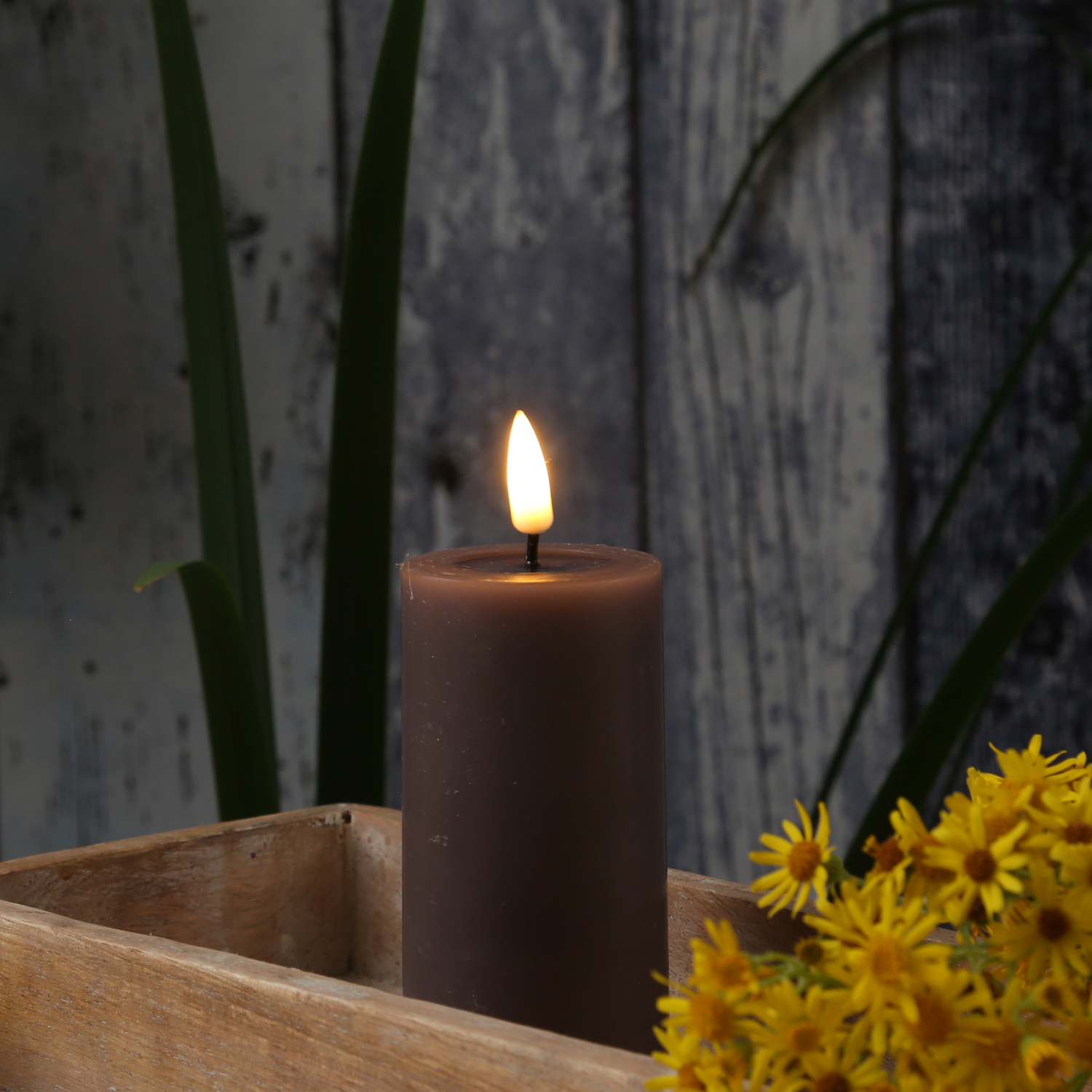 LED Stumpenkerze MIA - Echtwachs - realistische 3D Flamme - H: 10cm - D: 5cm - mokkafarben LED Stumpenkerze MIA - Echtwachs - realistische 3D Flamme - H: 10cm - D: 5cm - mokkafarben