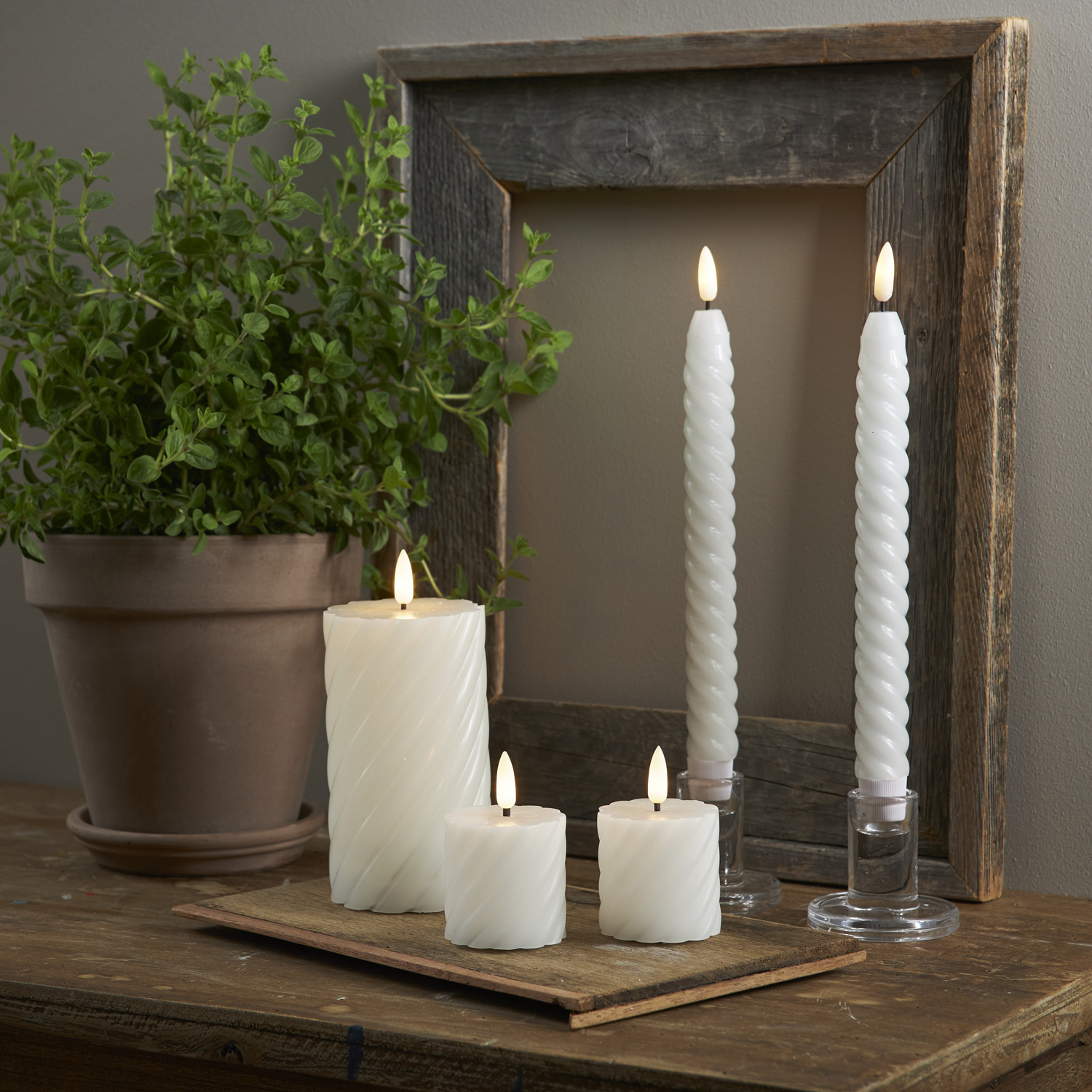 LED Stabkerzen SWIRL - Echtwachs - flackernde warmweiße LED - H: 25cm - Timer - weiß - 2er Set LED Stabkerzen SWIRL - Echtwachs - flackernde warmweiße LED - H: 25cm - Timer - weiß - 2er Set