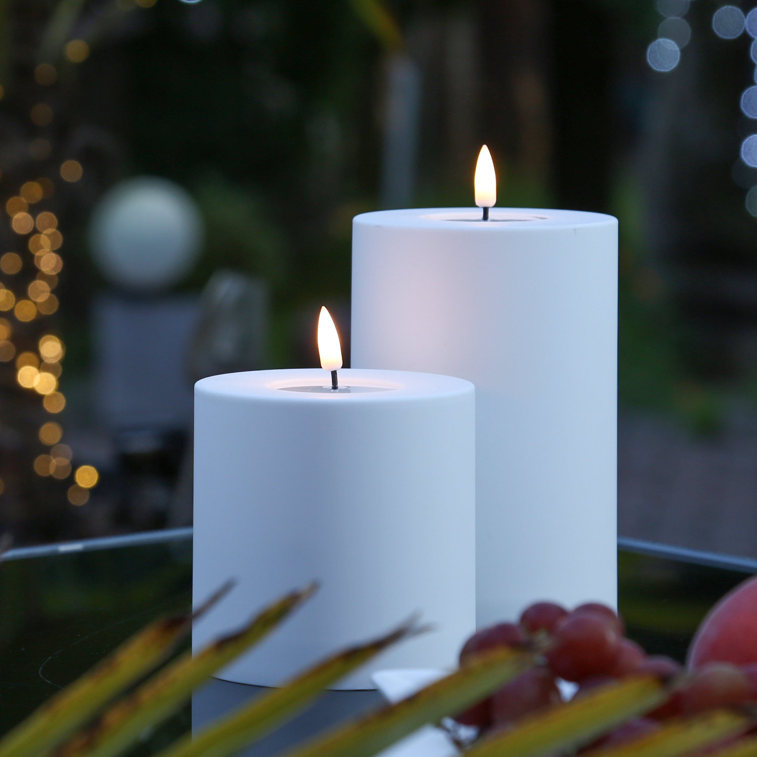 LED Stumpenkerze MIA - Kunststoff - realistische 3D Flamme - H: 15cm, D: 10cm - outdoor - weiß LED Stumpenkerze MIA - Kunststoff - realistische 3D Flamme - H: 15cm, D: 10cm - outdoor - weiß