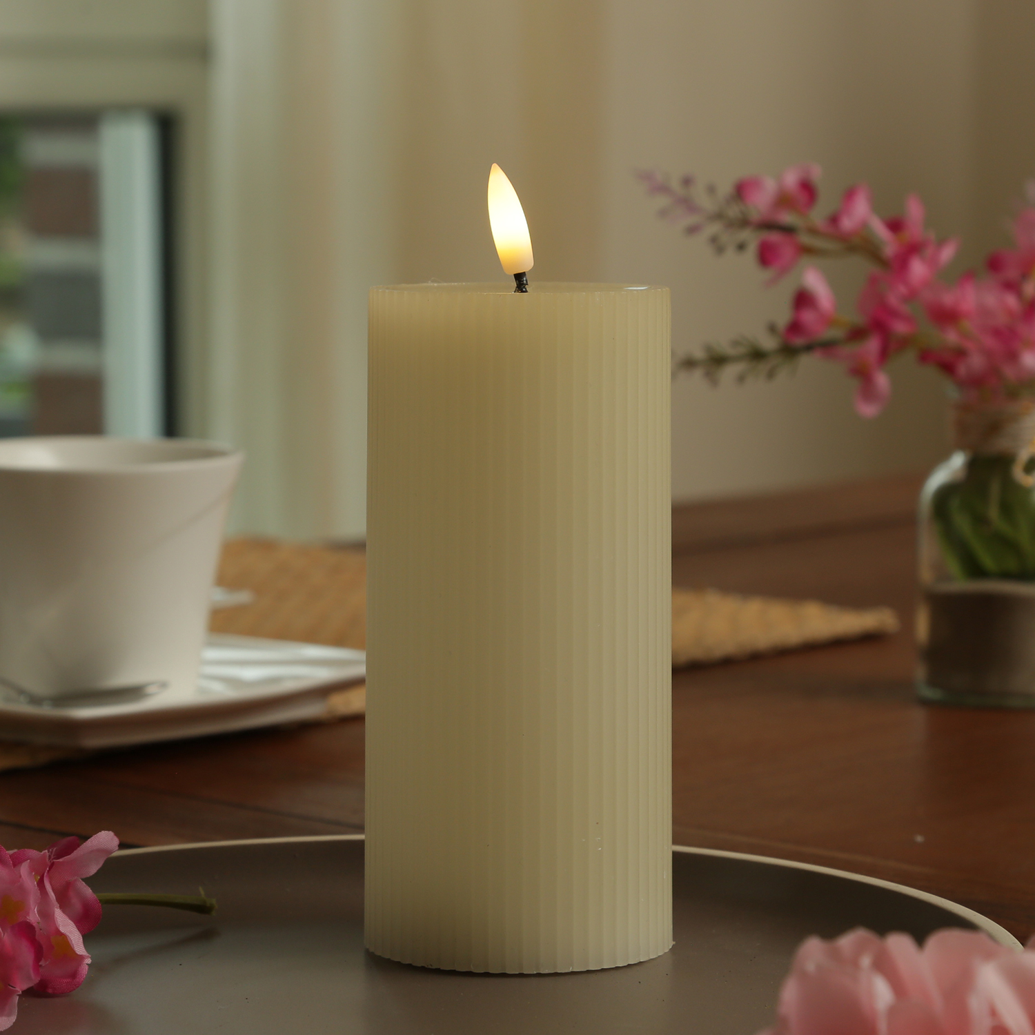 LED Kerze LIV - gerillt - Echtwachs - warmweiße 3D Flamme - H: 18cm - D: 7cm - Timer - creme LED Kerze LIV - gerillt - Echtwachs - warmweiße 3D Flamme - H: 18cm - D: 7cm - Timer - creme