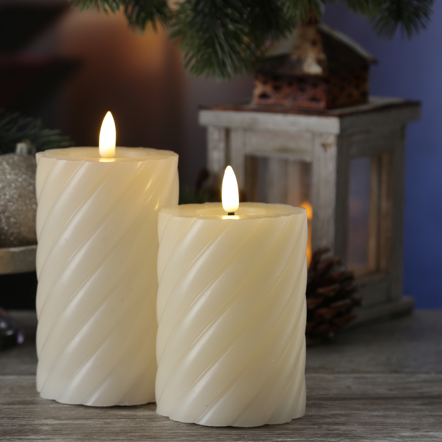 LED Stumpenkerze TWIST - Echtwachs - warmweiße 3D Flamme - H: 15cm - Batterie - Timer - creme LED Stumpenkerze TWIST - Echtwachs - warmweiße 3D Flamme - H: 15cm - Batterie - Timer - creme