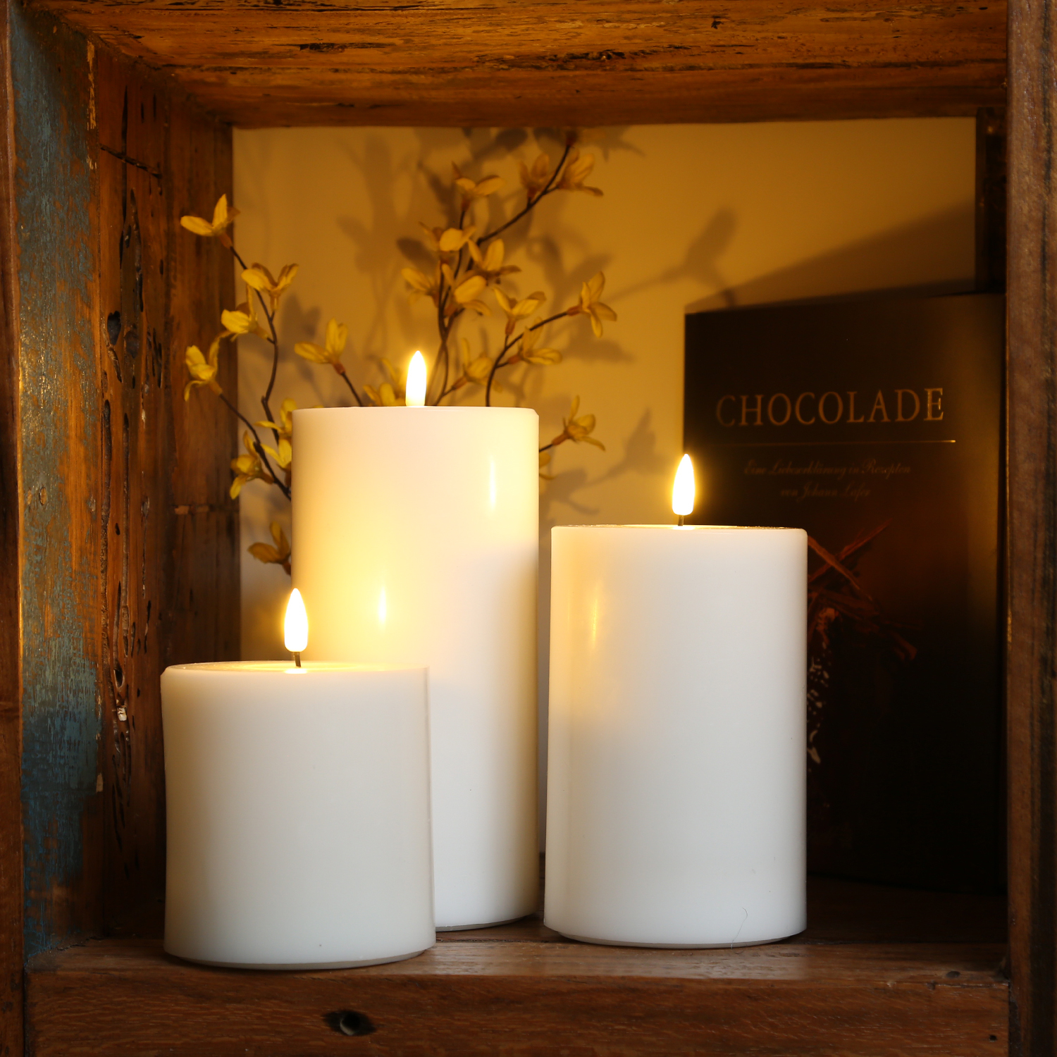 LED Stumpenkerze MIA - Echtwachs - realistische 3D Flamme - H: 15cm D: 10cm - Batteriebetrieb - weiß LED Stumpenkerze MIA - Echtwachs - realistische 3D Flamme - H: 15cm D: 10cm - Batteriebetrieb - weiß