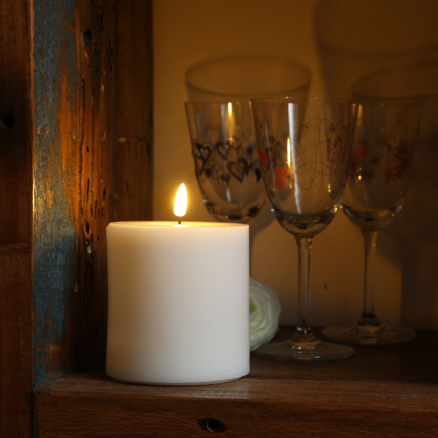 LED Stumpenkerze MIA - Echtwachs - realistische 3D Flamme - H: 10cm D: 10cm - Batteriebetrieb - weiß LED Stumpenkerze MIA - Echtwachs - realistische 3D Flamme - H: 10cm D: 10cm - Batteriebetrieb - weiß