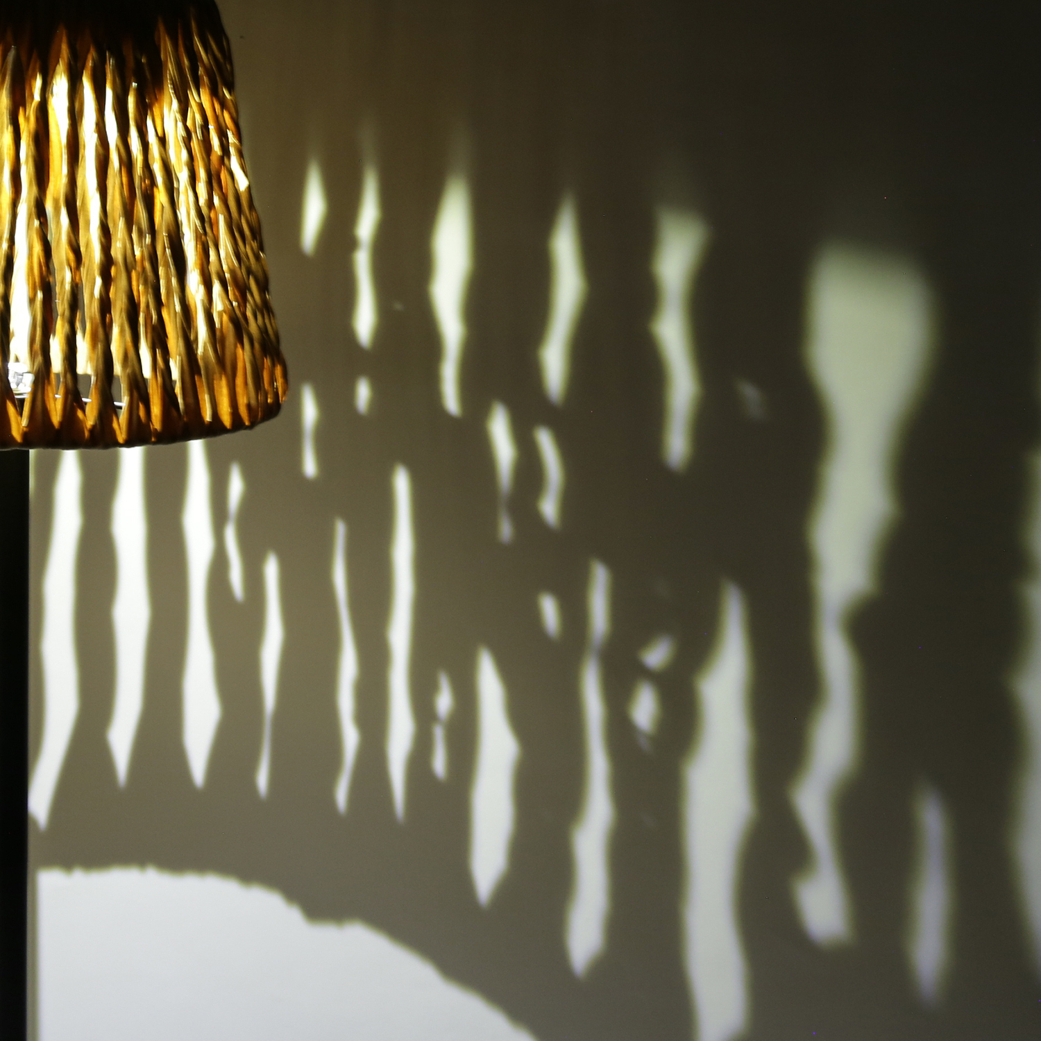 LED Solar Tischleuchte in Rattan-Optik - warmweiße LED - H: 48cm - Lichtsensor