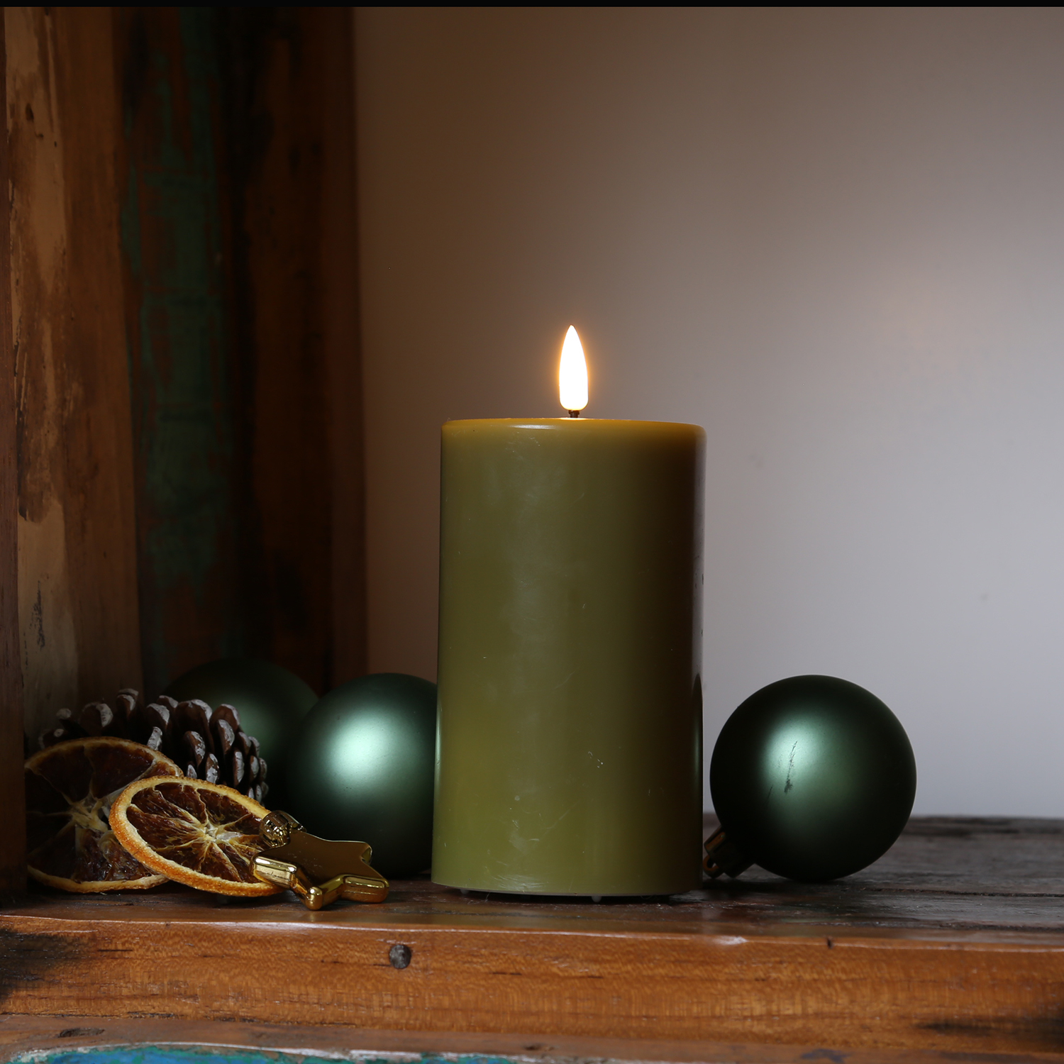 LED Stumpenkerze MIA - Echtwachs - realistische 3D Flamme - H: 12,5cm - Batteriebetrieb - olivgrün LED Stumpenkerze MIA - Echtwachs - realistische 3D Flamme - H: 12,5cm - Batteriebetrieb - olivgrün