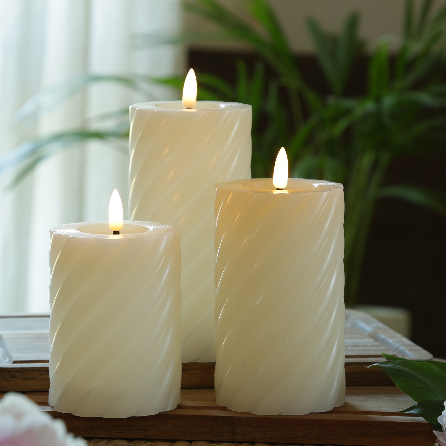 LED Stumpenkerze TWIST - Echtwachs - warmweiße 3D Flamme - H: 12,5cm - Batterie - Timer - creme LED Stumpenkerze TWIST - Echtwachs - warmweiße 3D Flamme - H: 12,5cm - Batterie - Timer - creme