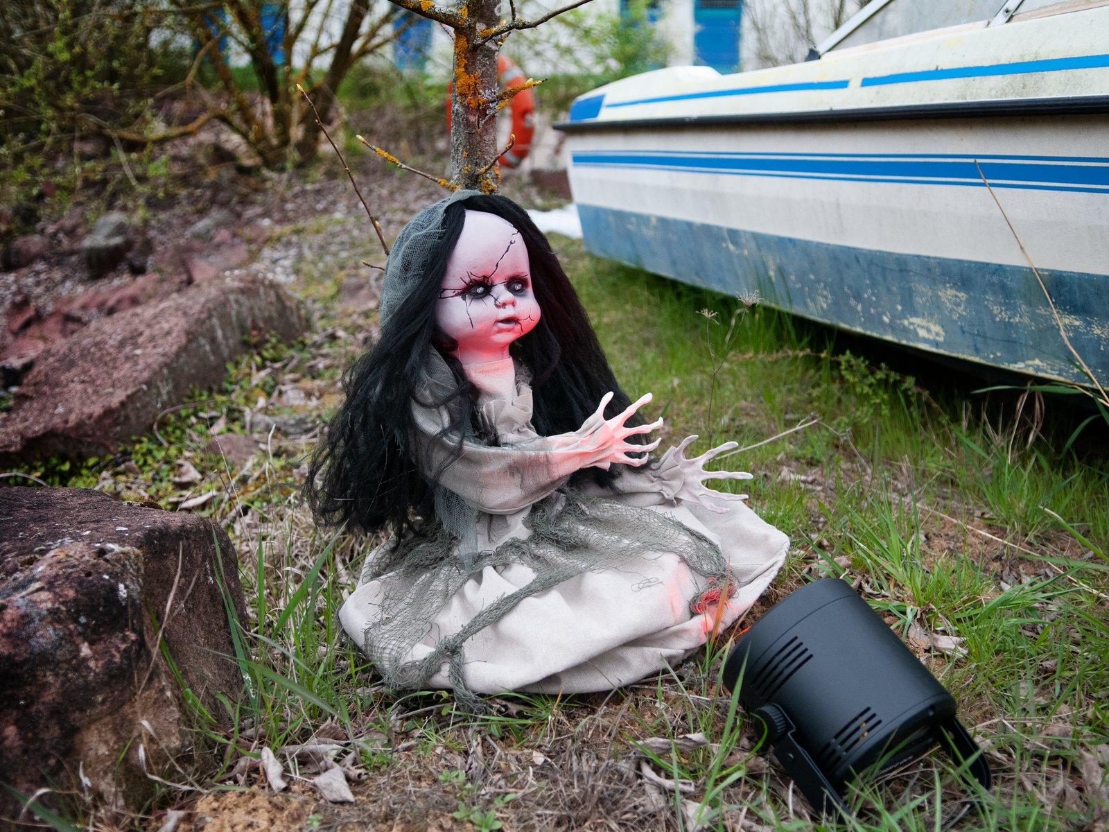 Tanzende Geisterpuppe - bewegte 46cm Halloween Figur mit Licht und Geräuscheffekten - Sensor Tanzende Geisterpuppe - bewegte 46cm Halloween Figur mit Licht und Geräuscheffekten - Sensor