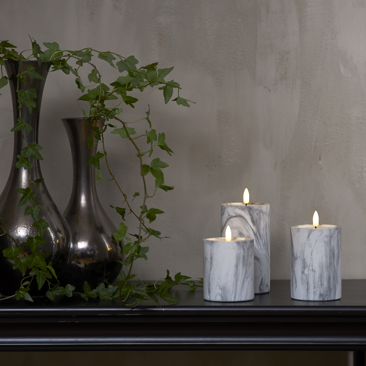LED Stumpenkerze "Flamme" - Marmoroptik - Echtwachs - natürlich aussehende Flamme - Timer - H:17,5cm LED Stumpenkerze "Flamme" - Marmoroptik - Echtwachs - natürlich aussehende Flamme - Timer - H:17,5cm