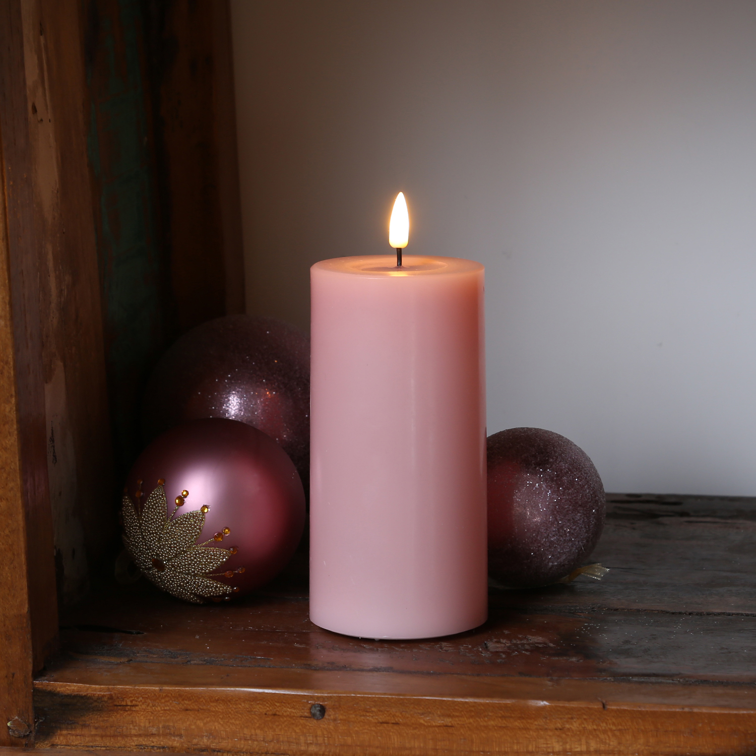 LED Stumpenkerze MIA - Echtwachs - realistische 3D Flamme - H: 15cm - Batteriebetrieb - rosa LED Stumpenkerze MIA - Echtwachs - realistische 3D Flamme - H: 15cm - Batteriebetrieb - rosa