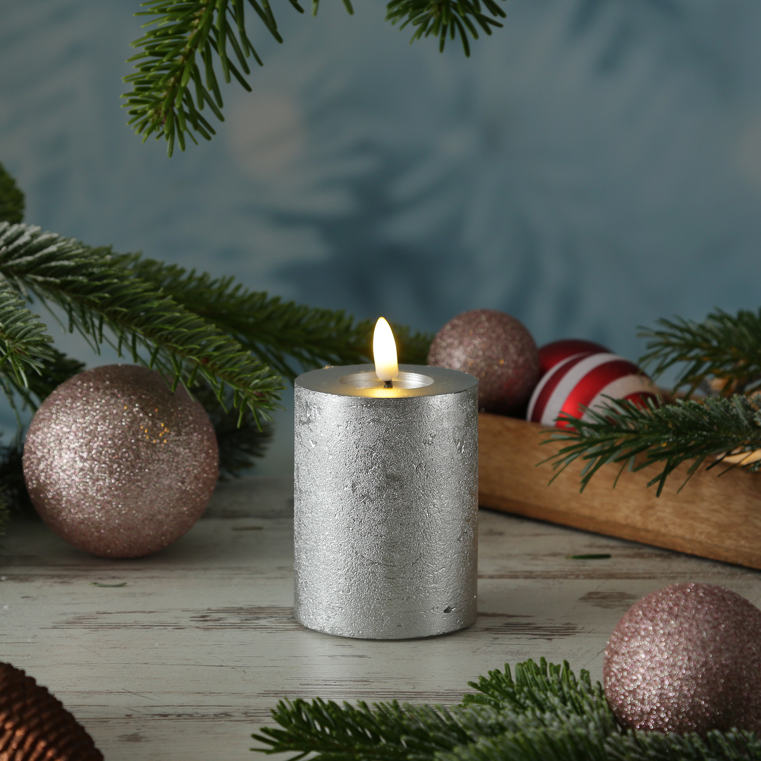 LED Kerze LINA - Rustik-Optik - Echtwachs - 3D Flamme - H: 11cm - D: 7cm - Timer - silber
