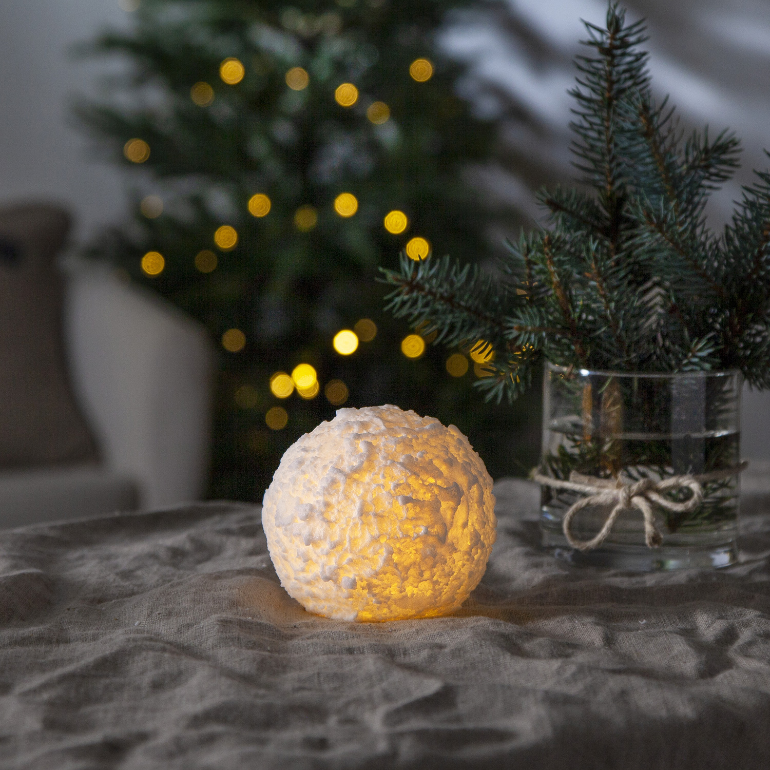 LED Kerze Schneeball - Echtwachs - flackernde warmweiße LED - H: 9cm - D: 10cm - Timer - weiß LED Kerze Schneeball - Echtwachs - flackernde warmweiße LED - H: 9cm - D: 10cm - Timer - weiß