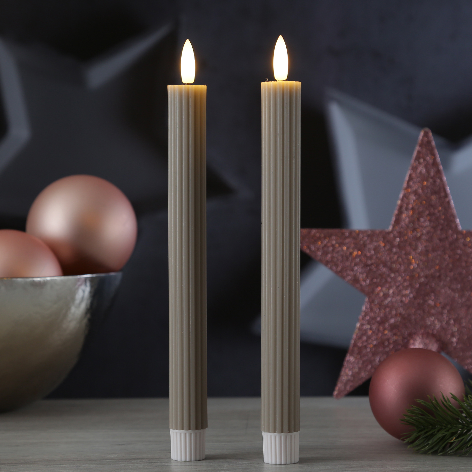 LED Stabkerzen LIV - gerillt - Echtwachs - flackernd - H: 25cm - Timer - grau - 2er Set LED Stabkerzen LIV - gerillt - Echtwachs - flackernd - H: 25cm - Timer - grau - 2er Set