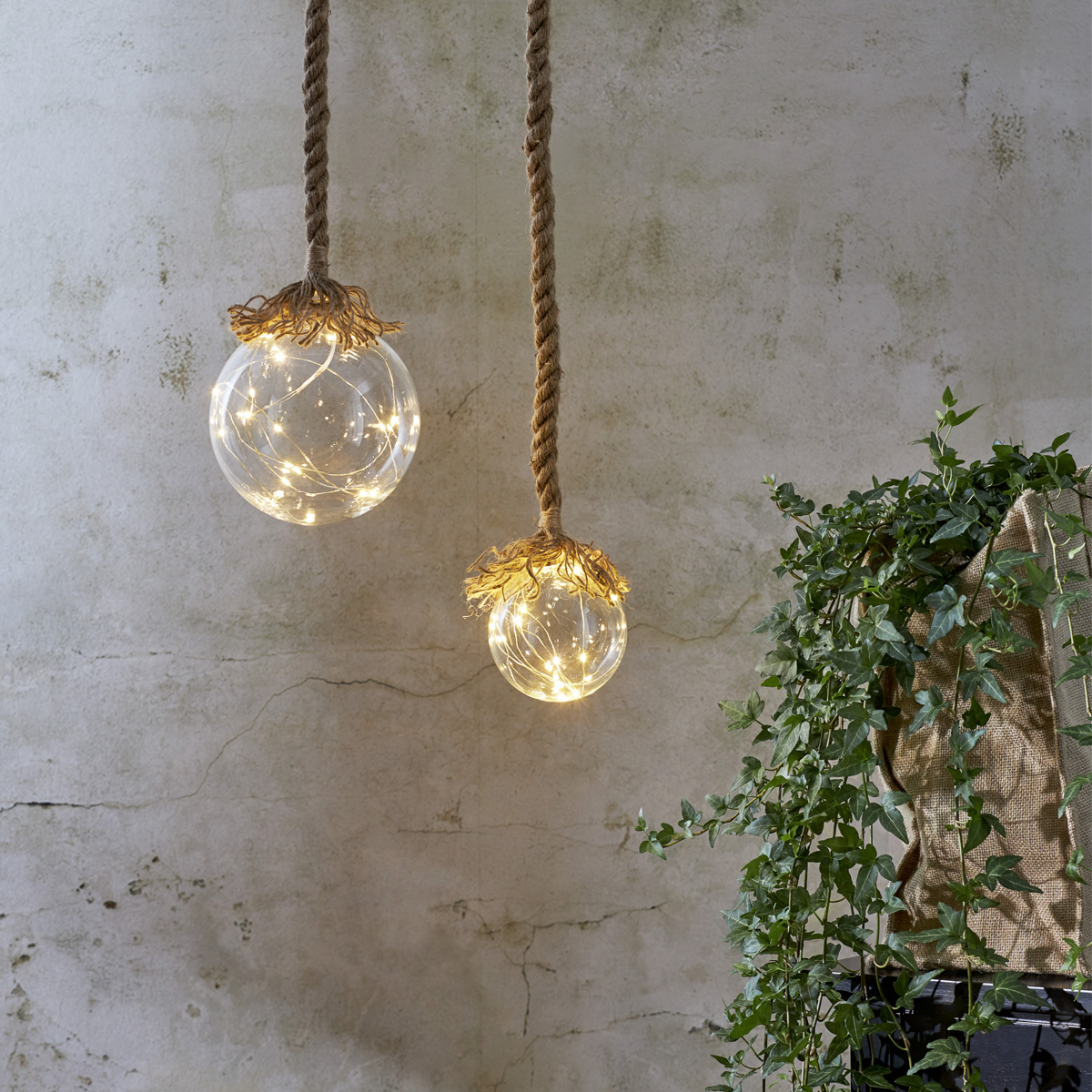 LED Glaskugel "Jutta" - mit Juteseil - 15 warmweiße LED am Draht - L: 200cm - D: 15cm - klar