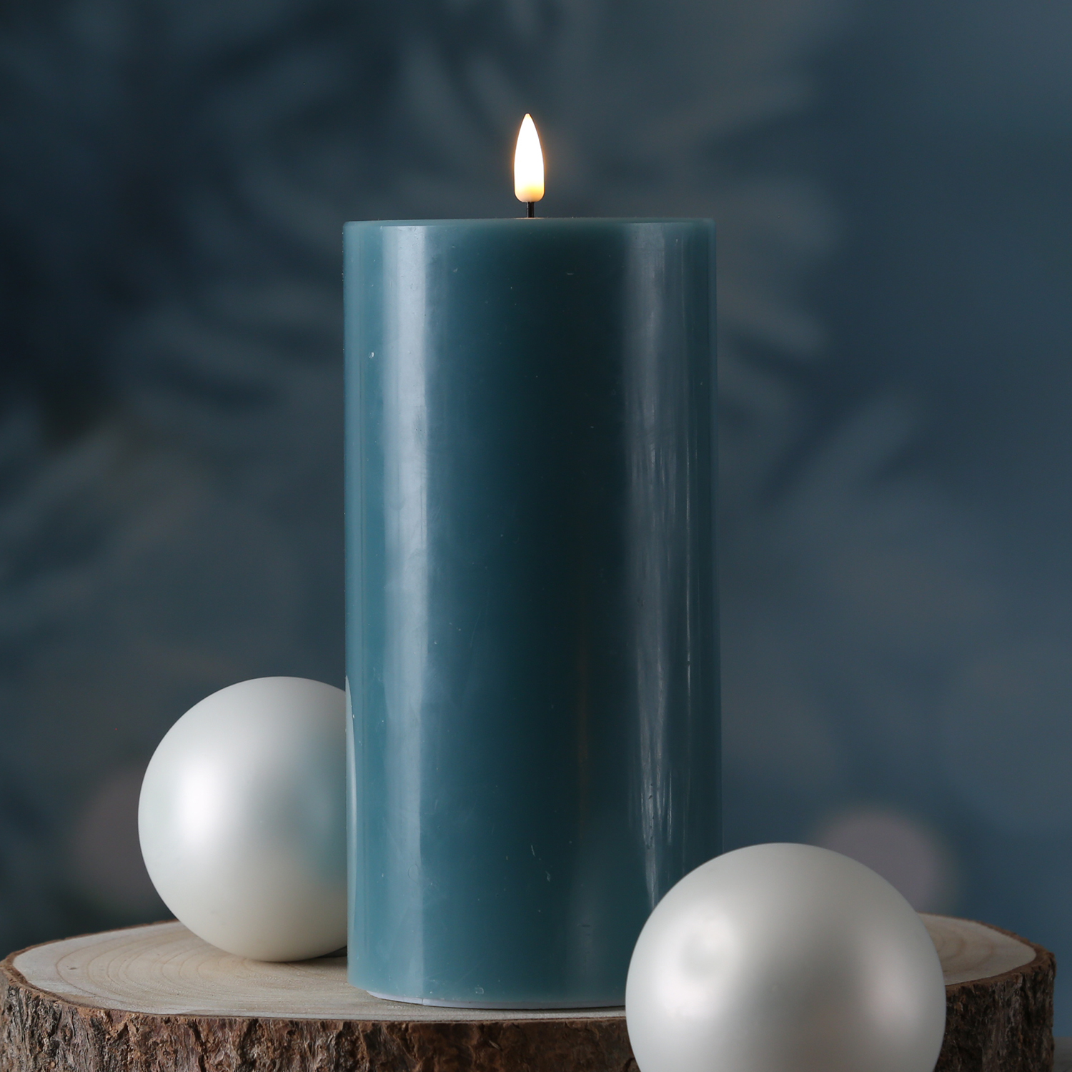 LED Stumpenkerze MIA - Echtwachs - realistische 3D Flamme - H: 20cm - D: 10cm - jadegrün LED Stumpenkerze MIA - Echtwachs - realistische 3D Flamme - H: 20cm - D: 10cm - jadegrün