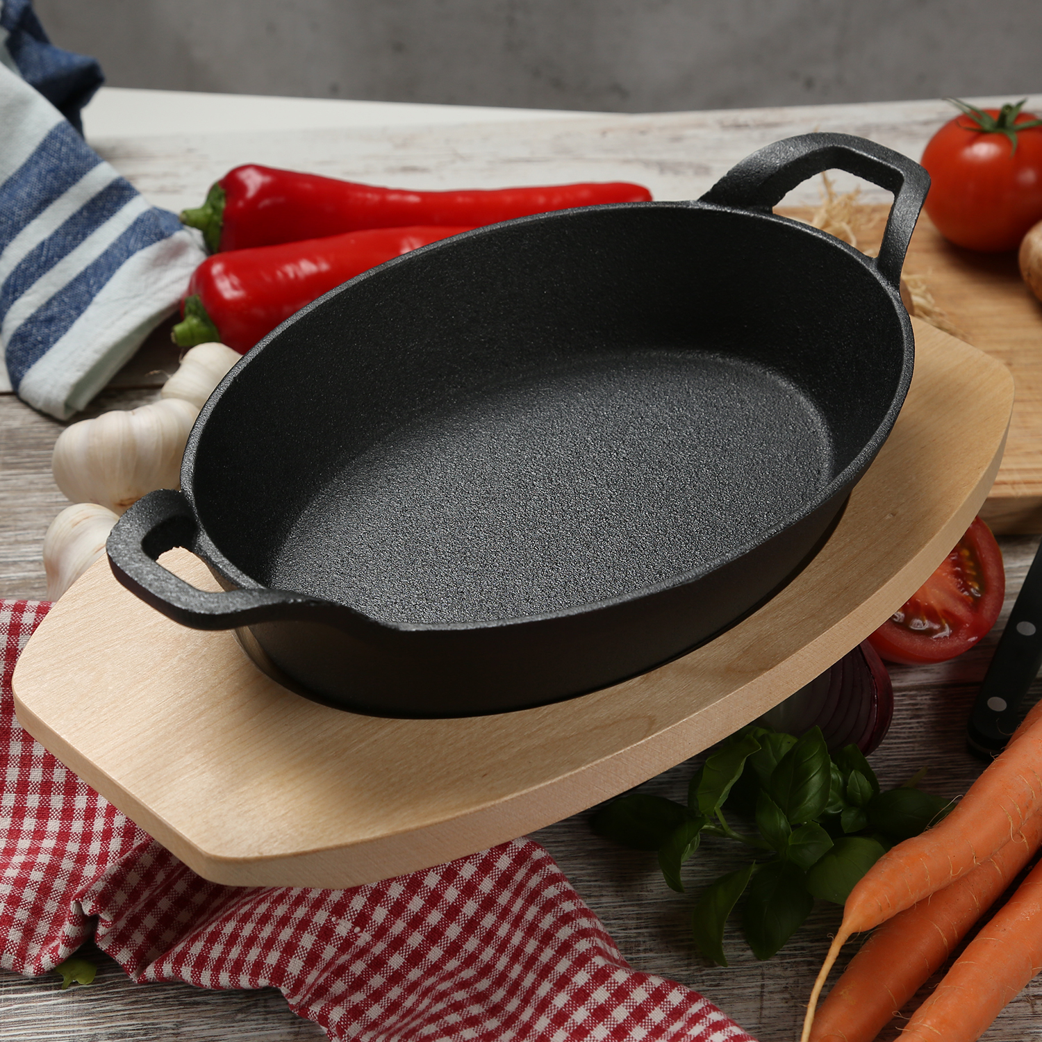 Gusspfanne mit 2 Griffen u. Holzuntersetzer - Gusseisen - L: 24cm - Servierpfanne - oval