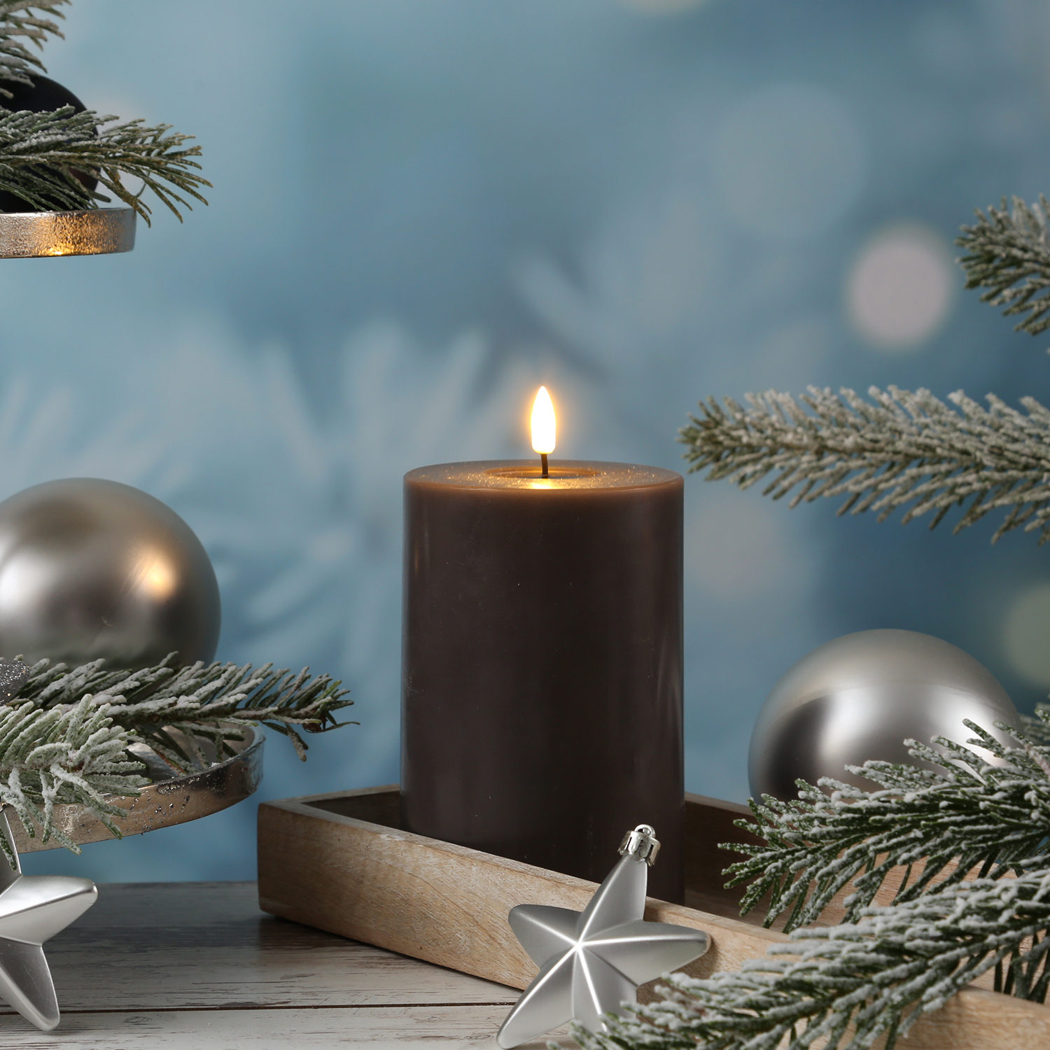 LED Stumpenkerze MIA - Echtwachs - realistische 3D Flamme - H: 15cm - D: 10cm - mokkafarben LED Stumpenkerze MIA - Echtwachs - realistische 3D Flamme - H: 15cm - D: 10cm - mokkafarben