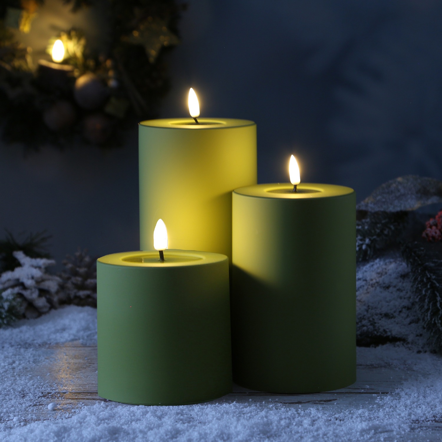 LED Stumpenkerze MIA - Kunststoff - realistische 3D Flamme - H: 15cm - f. Außen - grün LED Stumpenkerze MIA - Kunststoff - realistische 3D Flamme - H: 15cm - f. Außen - grün