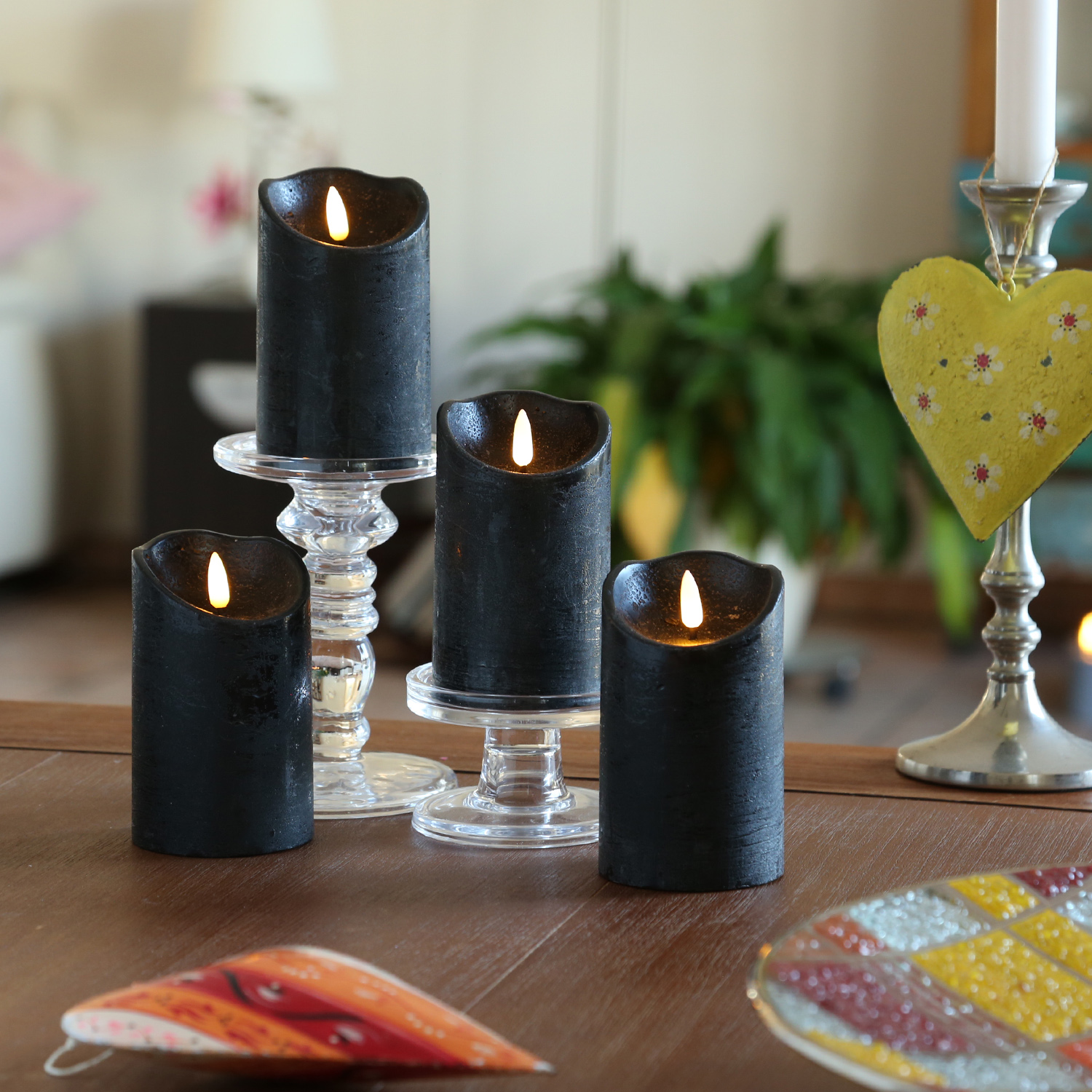 LED Stumpenkerzen RUSTIC - Echtwachs - warmweiße 3D Flamme - H: 12,5cm - Timer - schwarz - 4er Set LED Stumpenkerzen RUSTIC - Echtwachs - warmweiße 3D Flamme - H: 12,5cm - Timer - schwarz - 4er Set