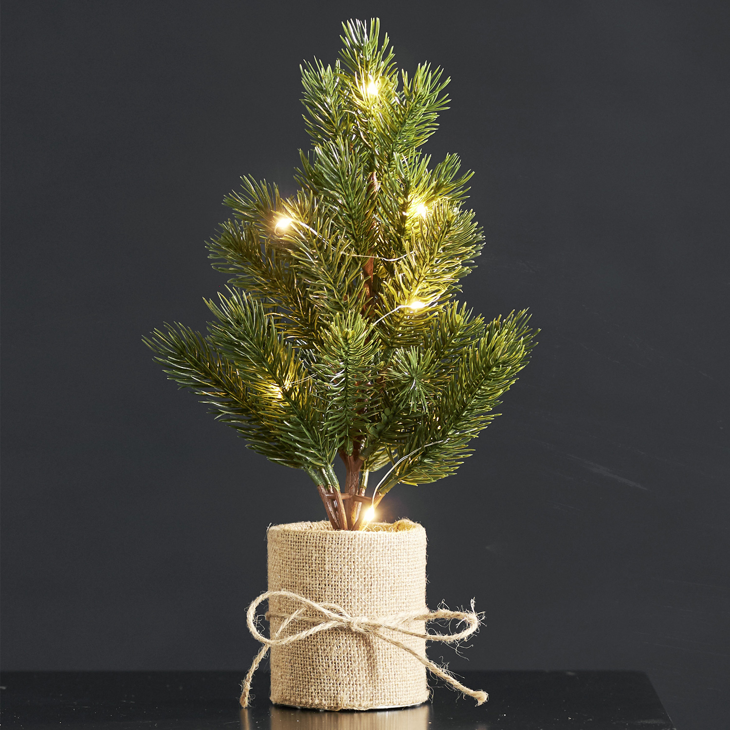LED Tannenbaum im Jutesack - stehend - 8 warmweiße LED - H: 35cm - Timer - Batterie - grün