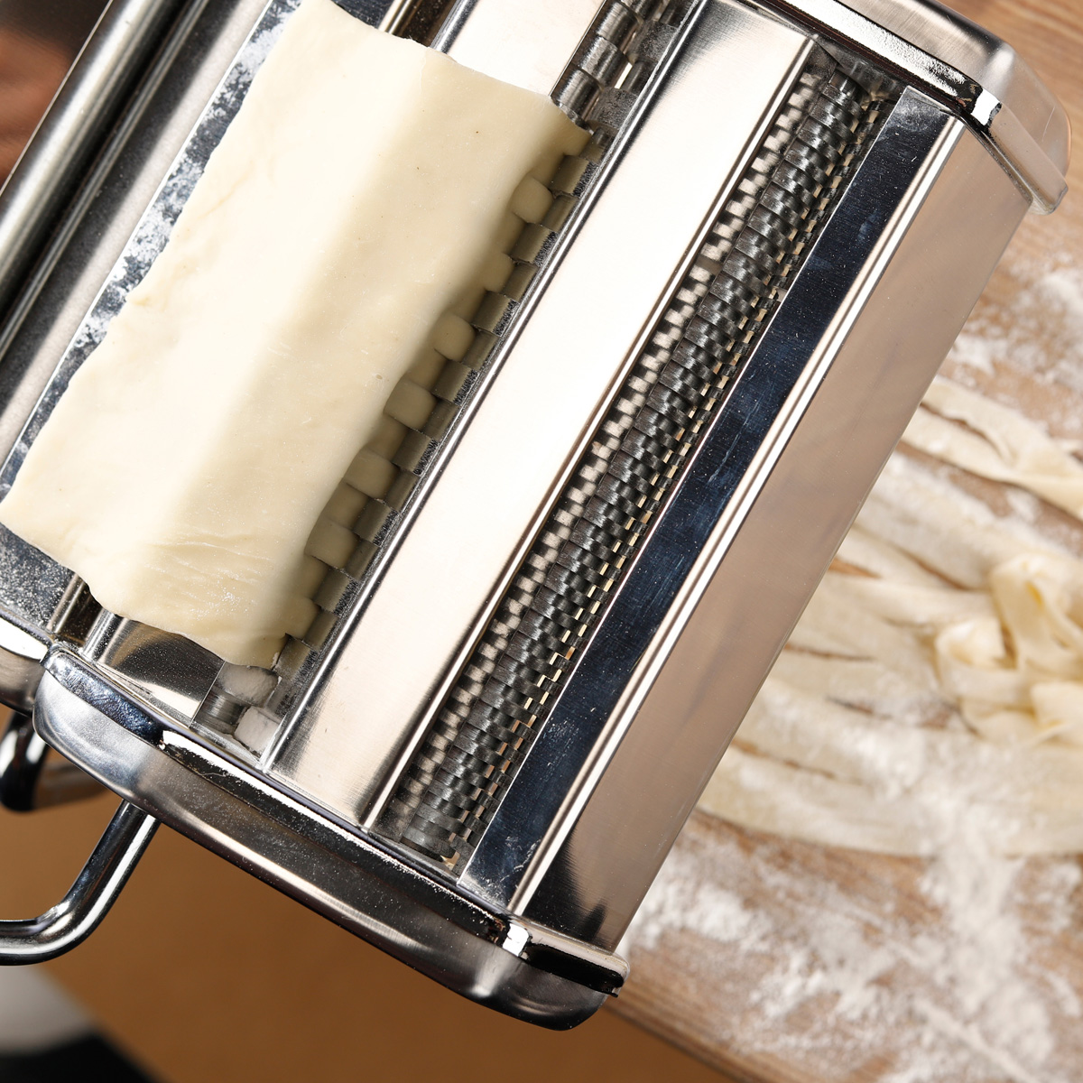 Nudelmaschine verchromt - verstellbarer Schneideaufsatz - für Spaghetti, Tagliatelle, Lasagneplatten