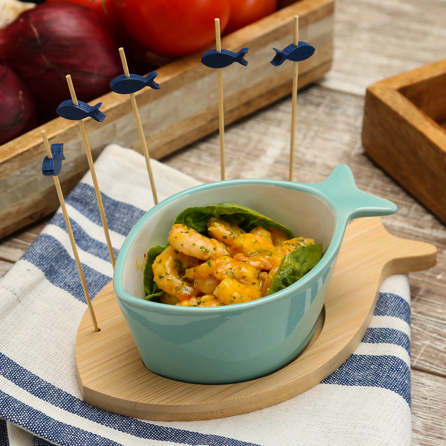 Tapas Schale in Fischform auf Holzbrett - Servierschale mit Spießen - L: 18cm - blau mediterran