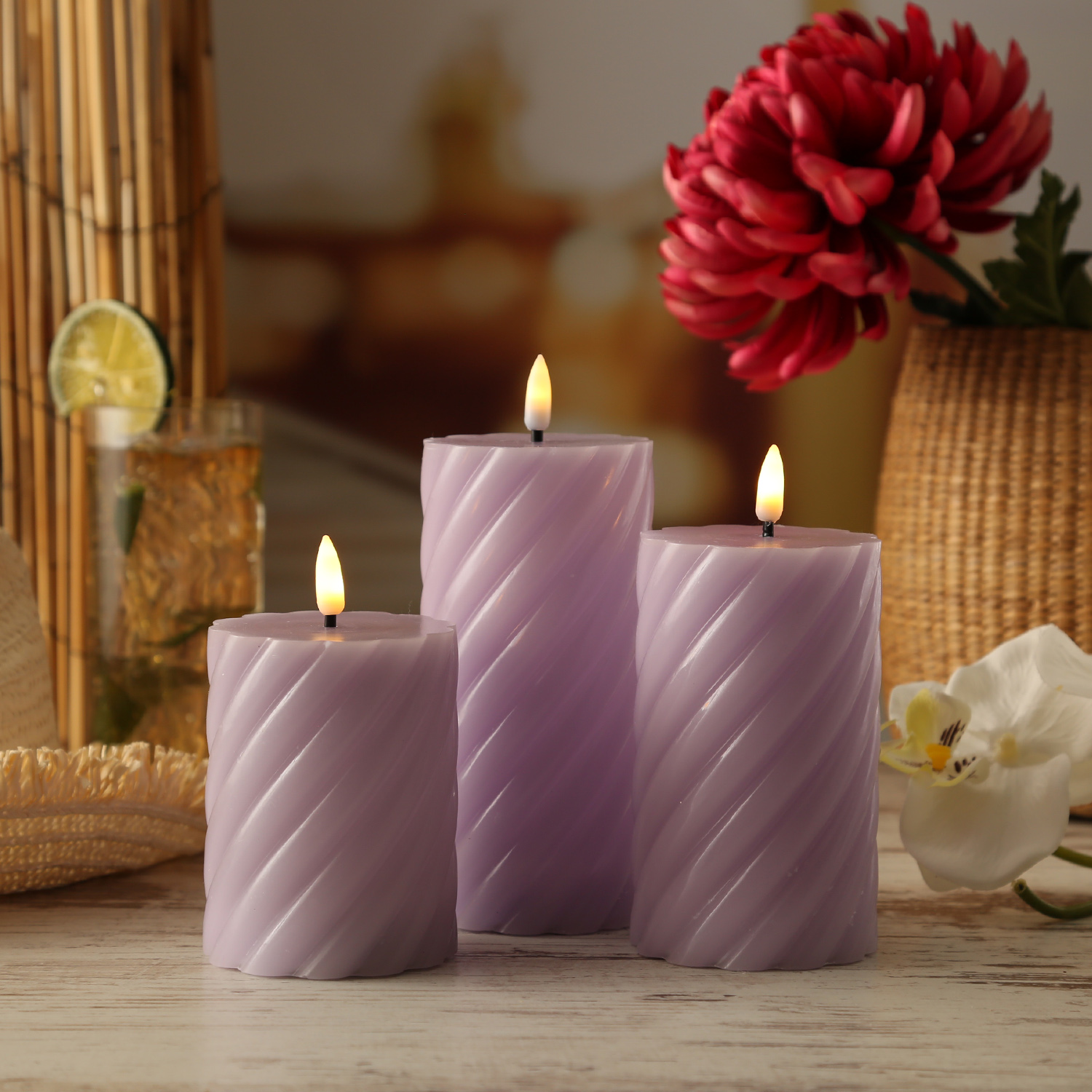 LED Stumpenkerze SWIRL - Echtwachs - warmweiße 3D Flamme - H: 15cm - Batterie - Timer - flieder LED Stumpenkerze SWIRL - Echtwachs - warmweiße 3D Flamme - H: 15cm - Batterie - Timer - flieder