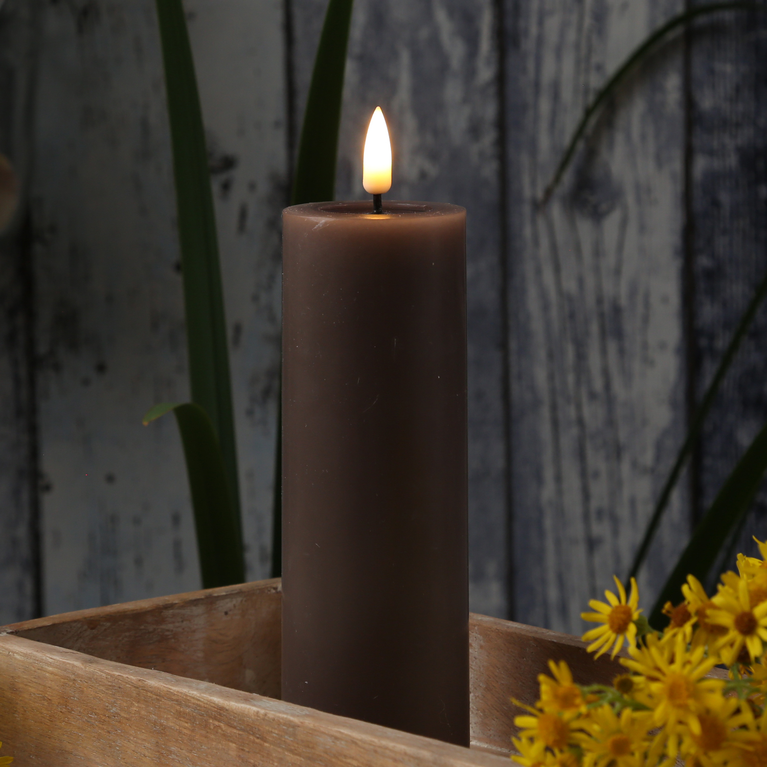 LED Stumpenkerze MIA - Echtwachs - realistische 3D Flamme - H: 15cm - D: 5cm - mokkafarben LED Stumpenkerze MIA - Echtwachs - realistische 3D Flamme - H: 15cm - D: 5cm - mokkafarben