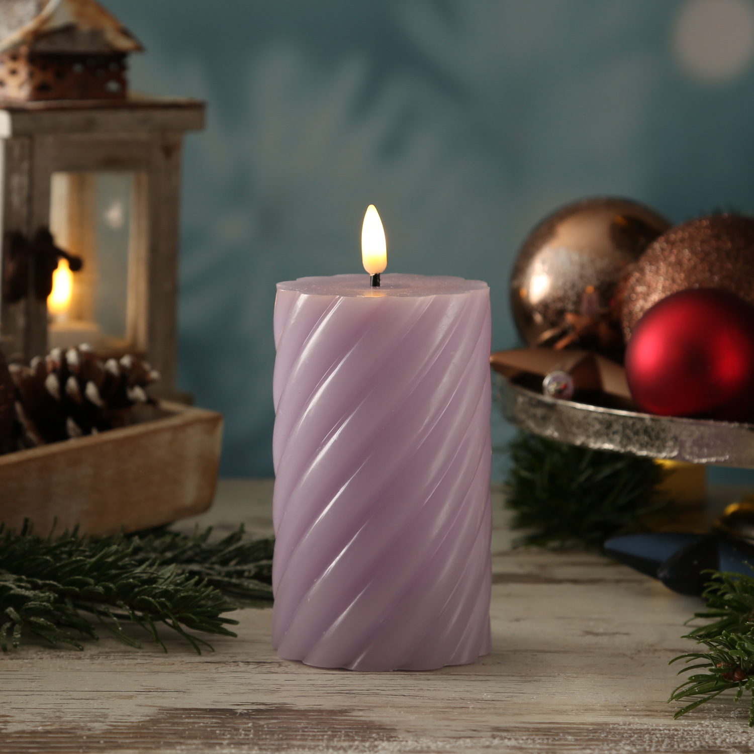 LED Stumpenkerze SWIRL - Echtwachs - warmweiße 3D Flamme - H: 15cm - Batterie - Timer - flieder LED Stumpenkerze SWIRL - Echtwachs - warmweiße 3D Flamme - H: 15cm - Batterie - Timer - flieder