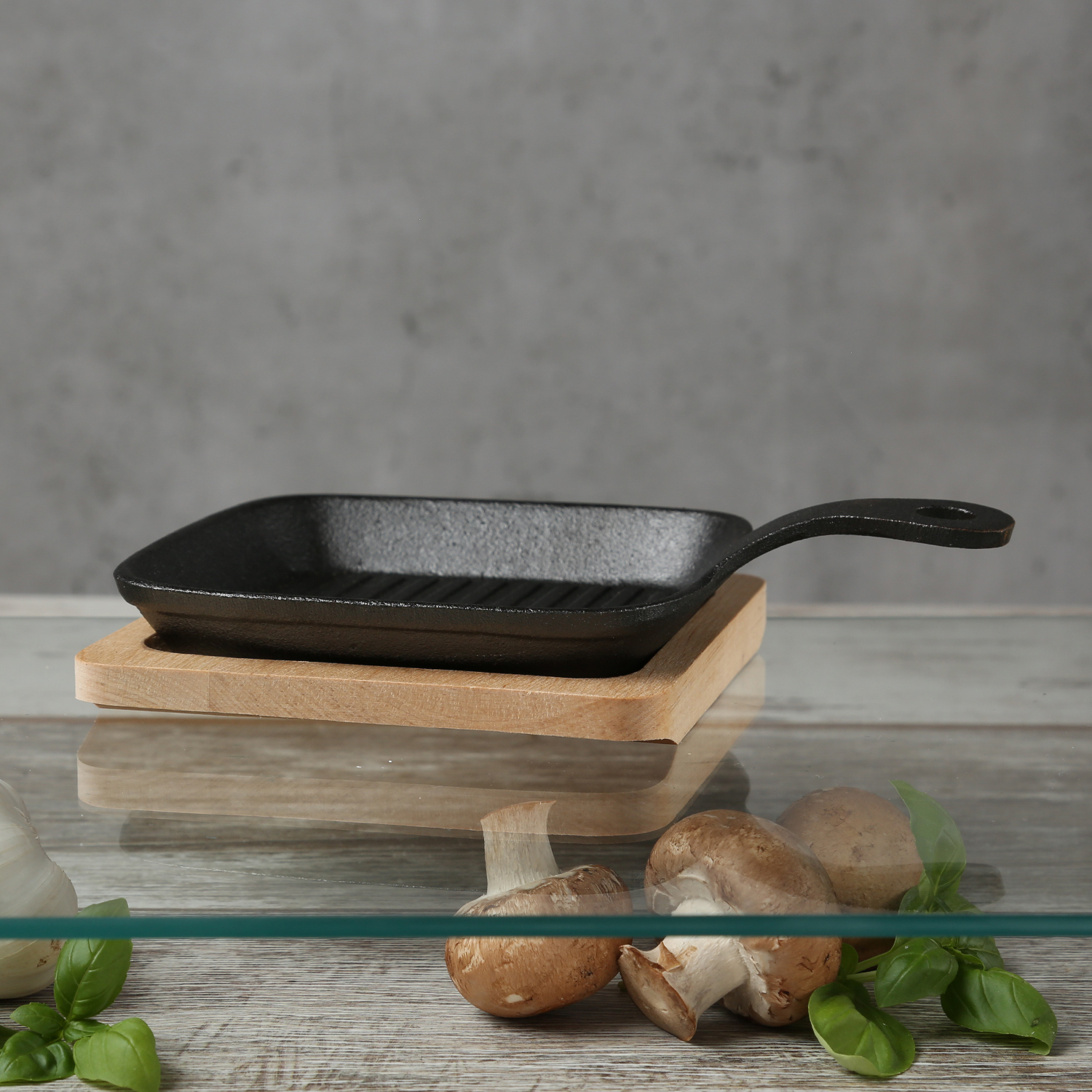 Minipfanne mit Stiel u. Holzuntersetzer - Gusspfanne - Gusseisen - L: 14cm - Servierpfanne