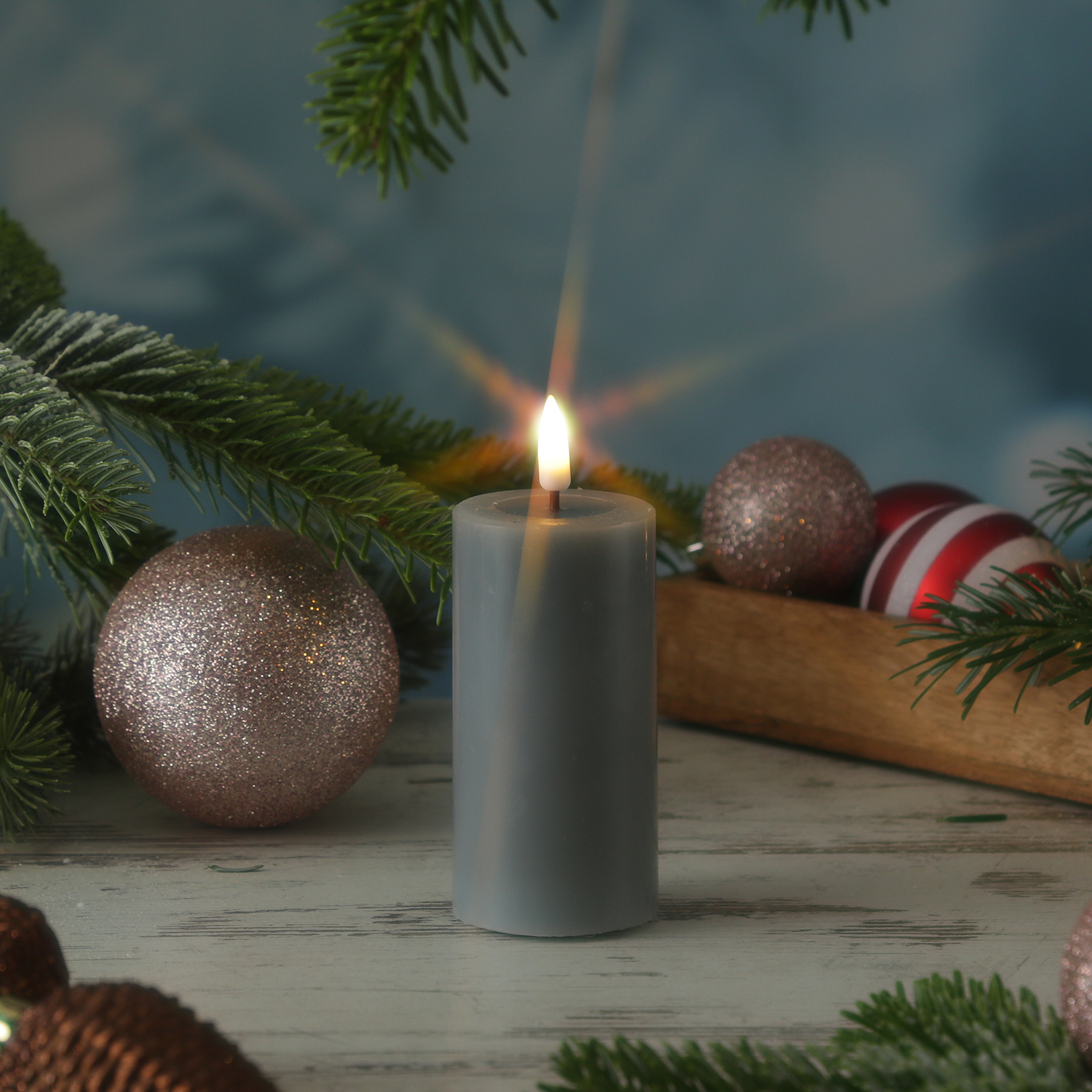 LED Stumpenkerze MIA - Echtwachs - realistische 3D Flamme - H: 10cm D: 5cm - Batterie - grau LED Stumpenkerze MIA - Echtwachs - realistische 3D Flamme - H: 10cm D: 5cm - Batterie - grau