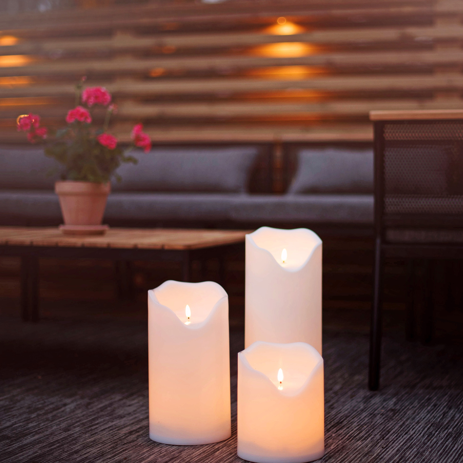 LED Stumpenkerze Flamme - Kunststoff - warmweiße 3D Flamme - H: 20cm - Timer - für Außen - weiß LED Stumpenkerze Flamme - Kunststoff - warmweiße 3D Flamme - H: 20cm - Timer - für Außen - weiß