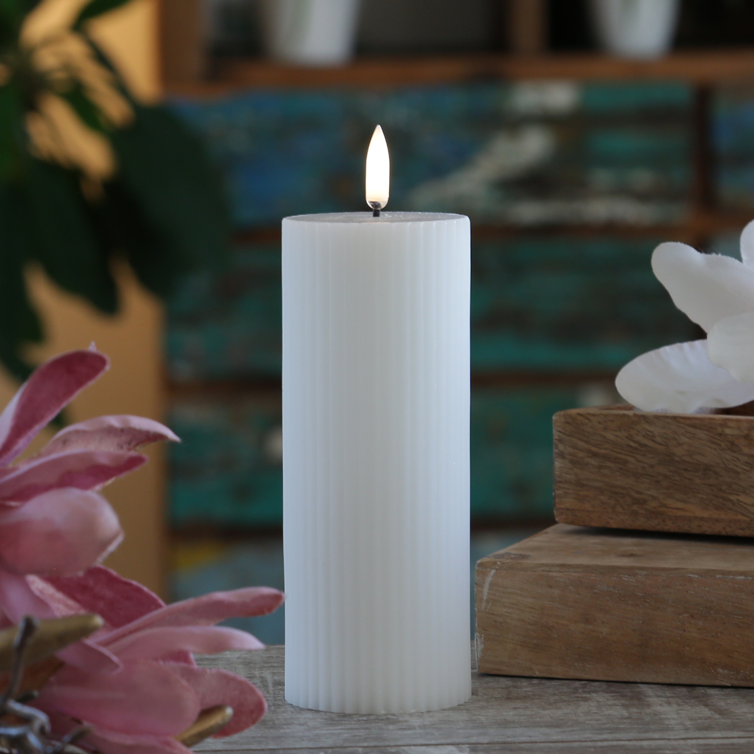 LED Kerze THEA - mit Rillen - Echtwachs - 3D Flamme - D: 5,8cm - H: 15,2cm - Timer - weiß LED Kerze THEA - mit Rillen - Echtwachs - 3D Flamme - D: 5,8cm - H: 15,2cm - Timer - weiß