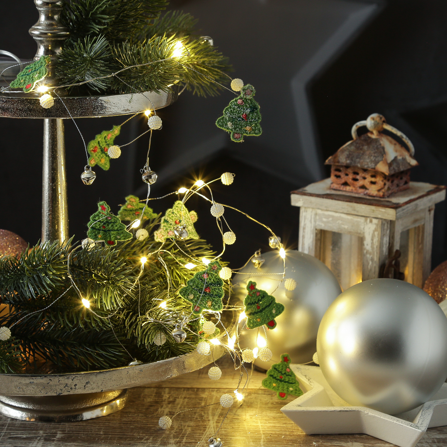 LED Drahtlichterkette Tannenbaum - mit Glöckchen - 20 warmweiße LED - L: 1,9m - Timer - grün, weiß LED Drahtlichterkette Tannenbaum - mit Glöckchen - 20 warmweiße LED - L: 1,9m - Timer - grün, weiß