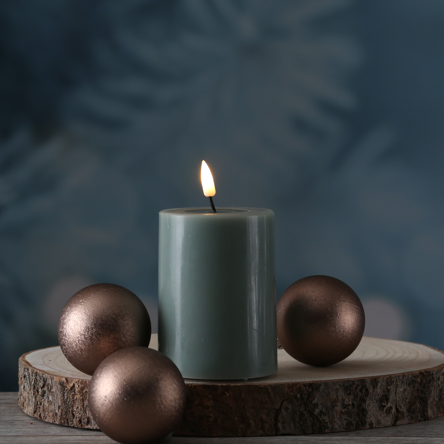 LED Stumpenkerze MIA - Echtwachs - realistische 3D Flamme - H: 10cm - D: 7,5cm - salbeigrün LED Stumpenkerze MIA - Echtwachs - realistische 3D Flamme - H: 10cm - D: 7,5cm - salbeigrün