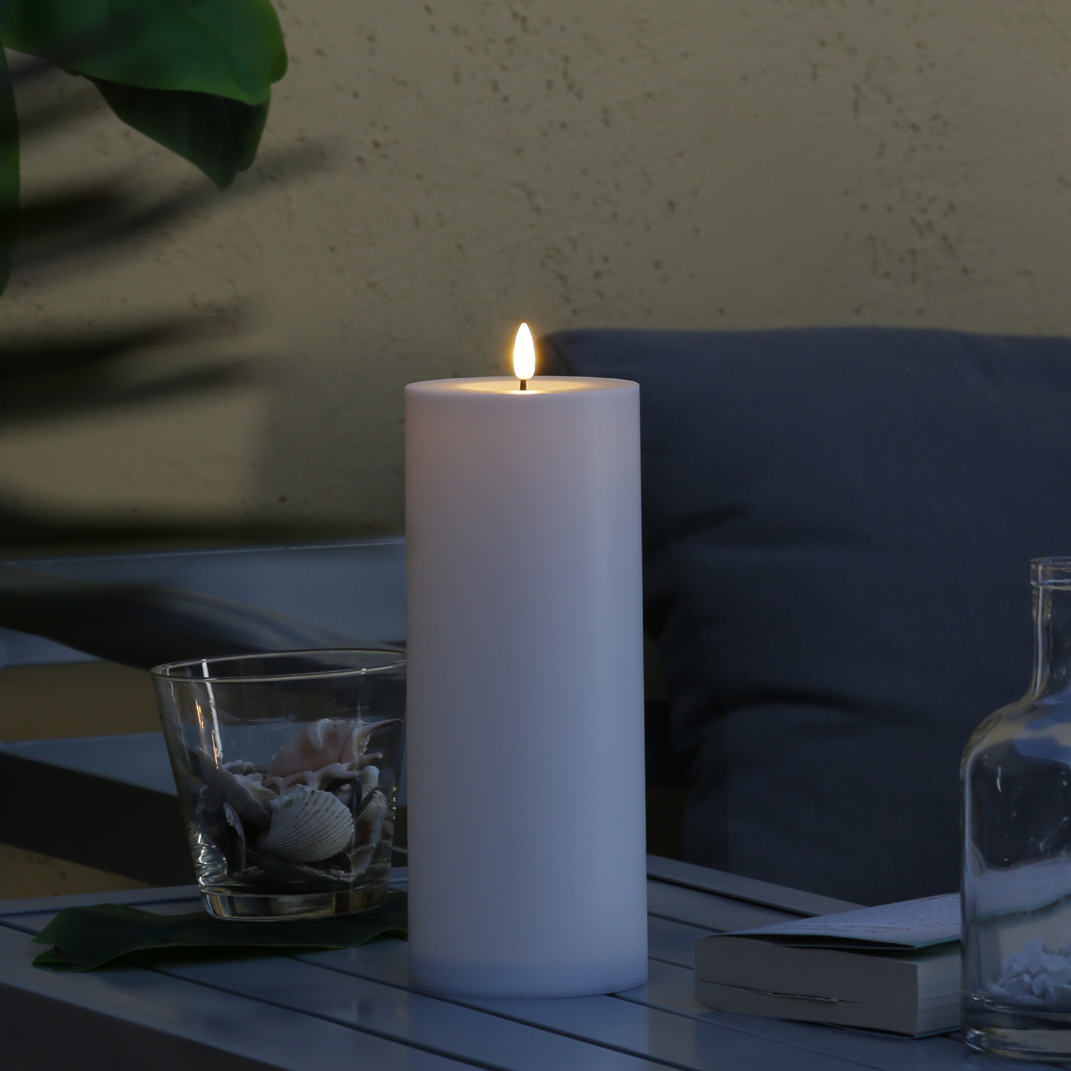 XXL LED Kerze - Outdoorkerze - H: 27,5cm/D: 10cm - Timer/Sensor - für Innen/Außen - weiß XXL LED Kerze - Outdoorkerze - H: 27,5cm/D: 10cm - Timer/Sensor - für Innen/Außen - weiß