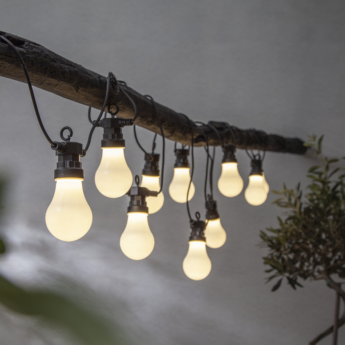 LED Lichterkette "Circus" - 10 opal weiße Birnen - warmweiße LED - 4,05m - inkl. Trafo - outdoor LED Lichterkette "Circus" - 10 opal weiße Birnen - warmweiße LED - 4,05m - inkl. Trafo - outdoor