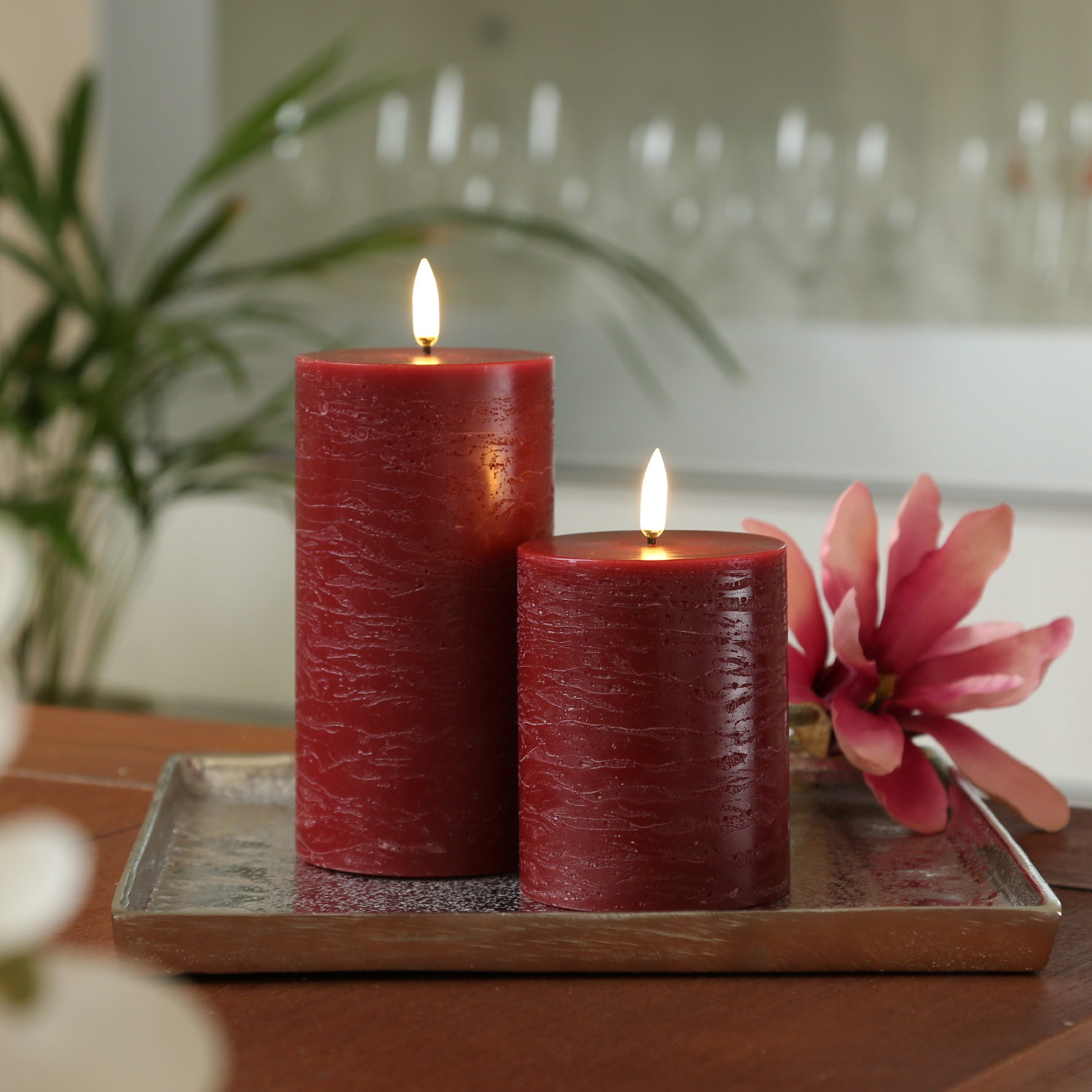 LED Kerze PIA - Rustik-Optik - Echtwachs - H: 10cm - D: 7,8cm - Timer - bis zu 1000 Std. - dunkelrot LED Kerze PIA - Rustik-Optik - Echtwachs - H: 10cm - D: 7,8cm - Timer - bis zu 1000 Std. - dunkelrot