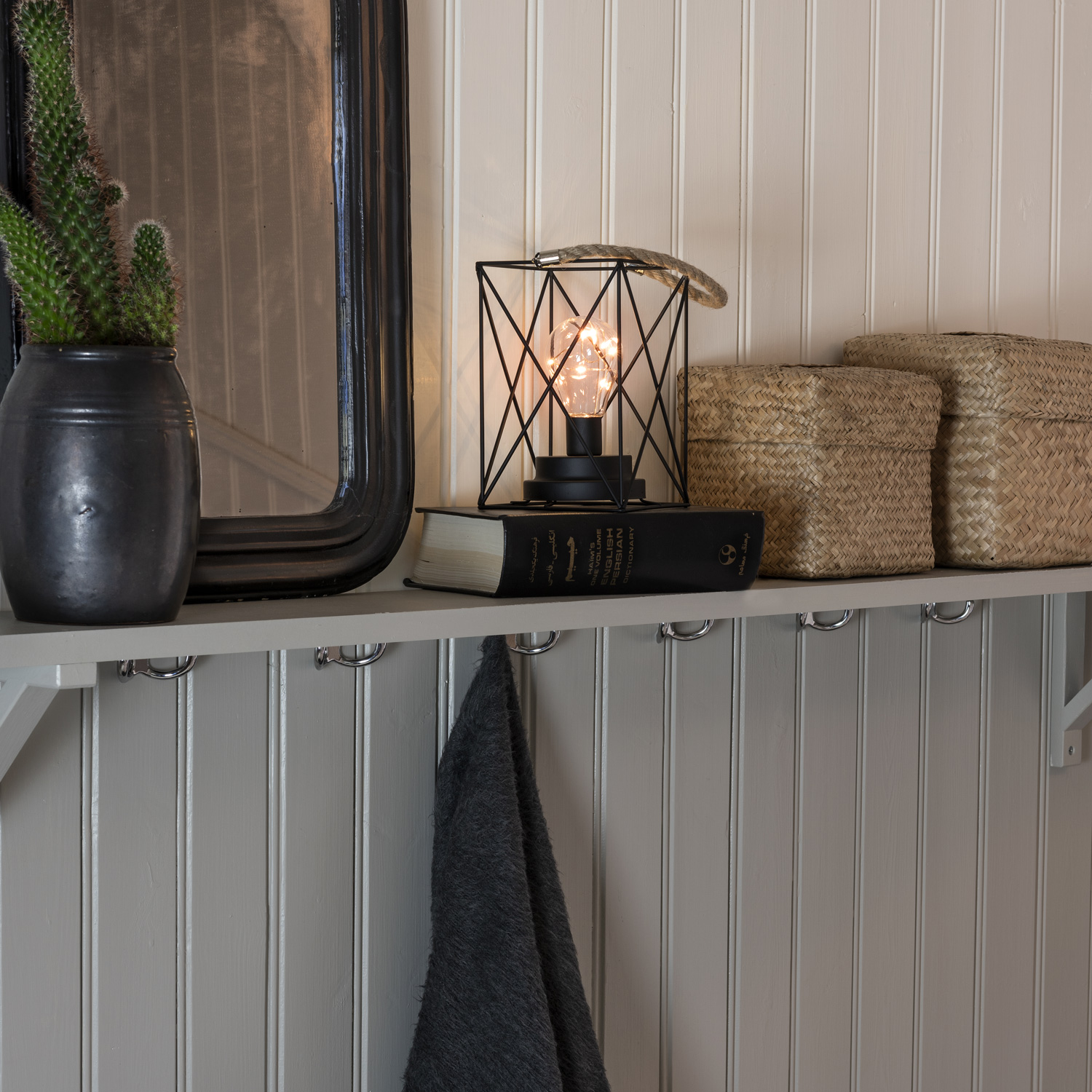 LED Laterne - Hängeleuchte - Metall - 9 bernsteinfarbene LED - Timer - Batterie - H: 19cm - eckig LED Laterne - Hängeleuchte - Metall - 9 bernsteinfarbene LED - Timer - Batterie - H: 19cm - eckig