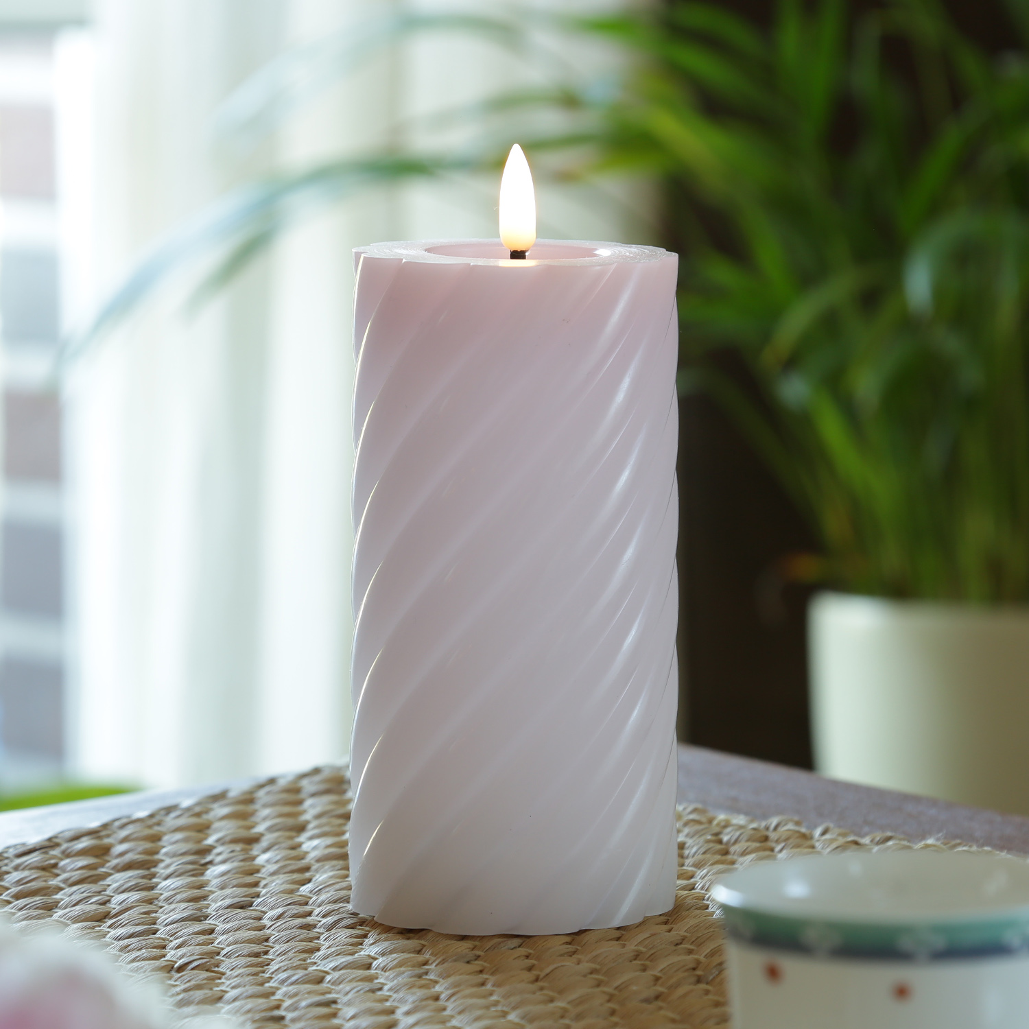 LED Stumpenkerze TWIST - Echtwachs - warmweiße 3D Flamme - H: 17,5cm - Batterie - Timer - flieder LED Stumpenkerze TWIST - Echtwachs - warmweiße 3D Flamme - H: 17,5cm - Batterie - Timer - flieder