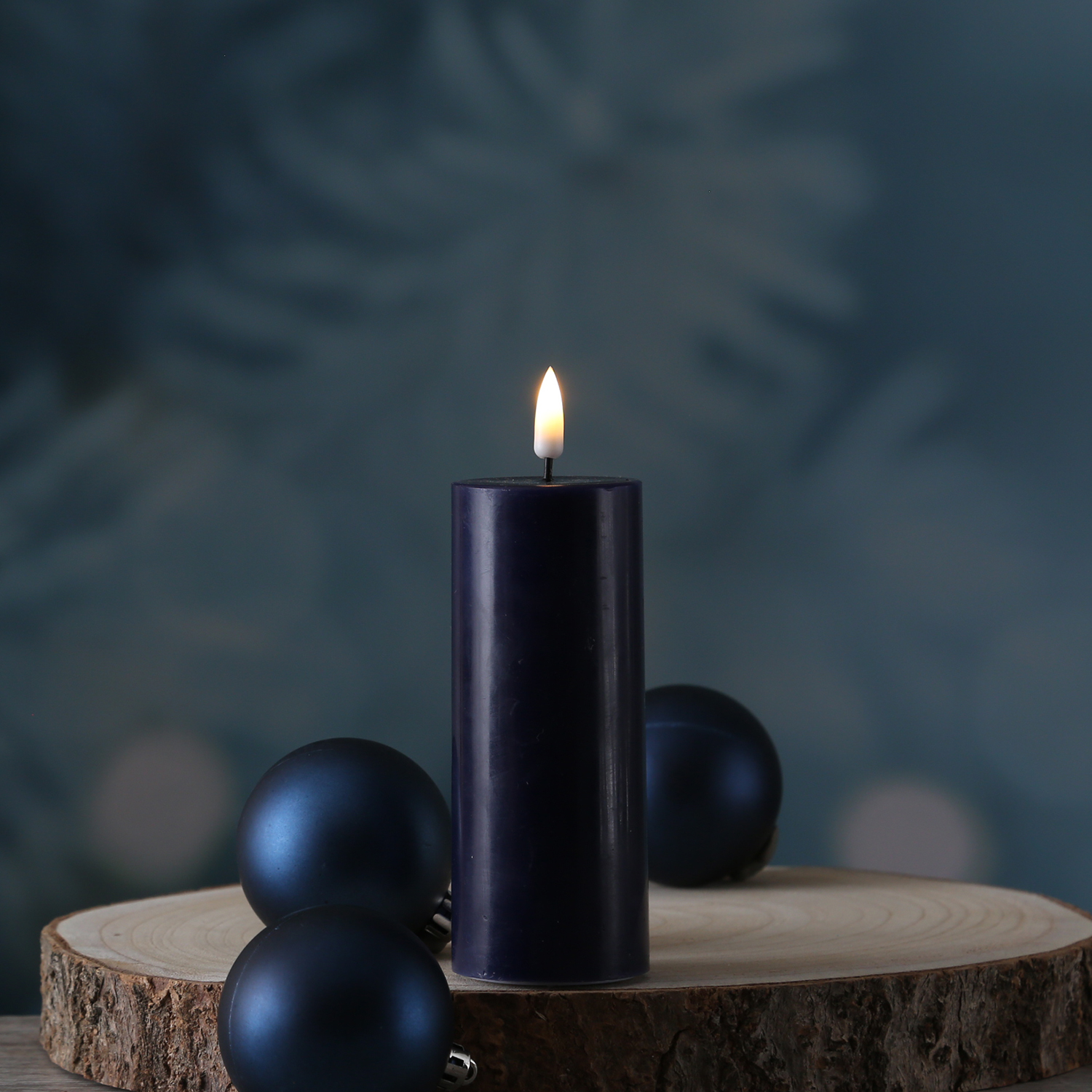 LED Stumpenkerze MIA - Echtwachs - realistische 3D Flamme - H: 12,5cm - D: 5cm - königsblau LED Stumpenkerze MIA - Echtwachs - realistische 3D Flamme - H: 12,5cm - D: 5cm - königsblau