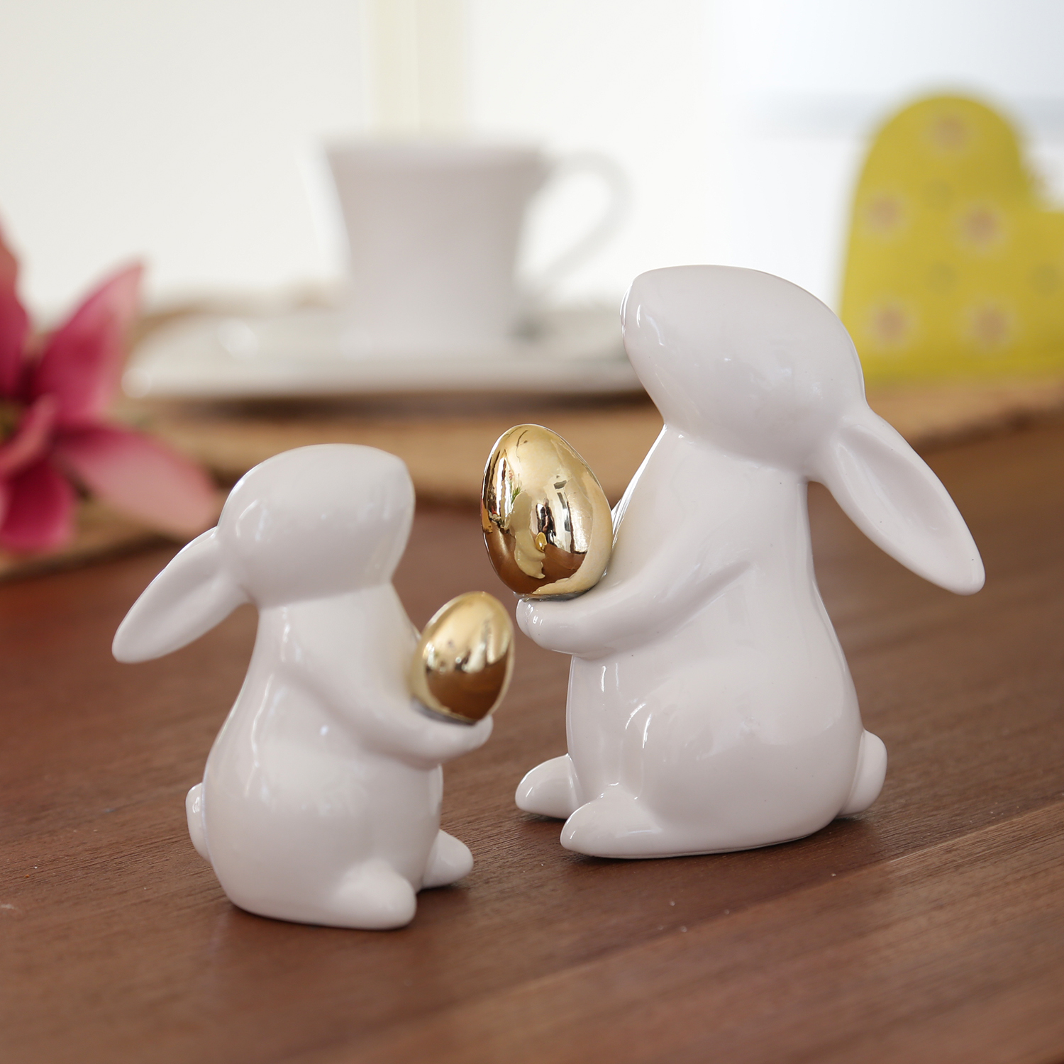 Hase mit goldenem Ei - Osterhase - Dekofigur - H: 13cm - Dolomit - weiß
