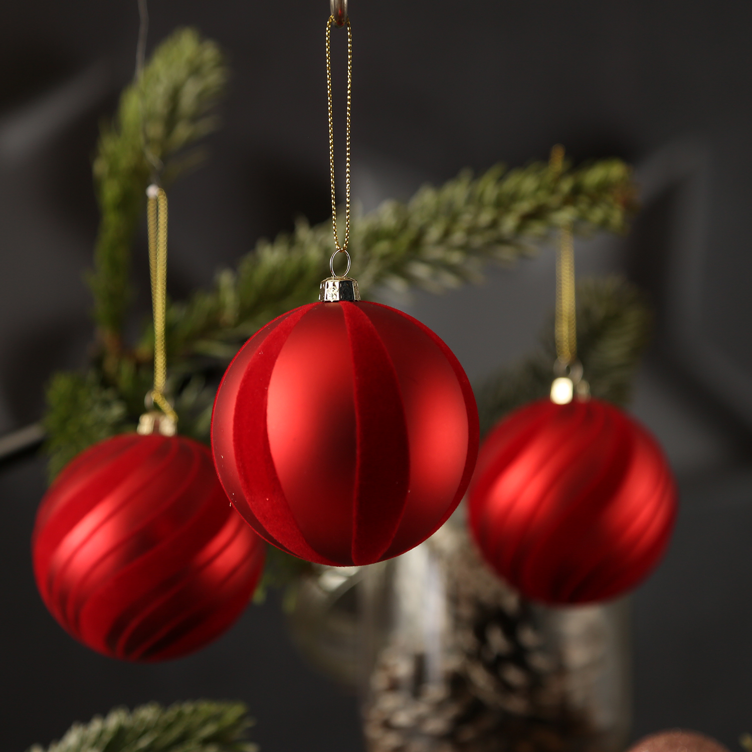 Christbaumkugeln mit Samtstreifen - Weihnachtsbaumkugeln - bruchfest - D: 8cm - rot - 12er Set